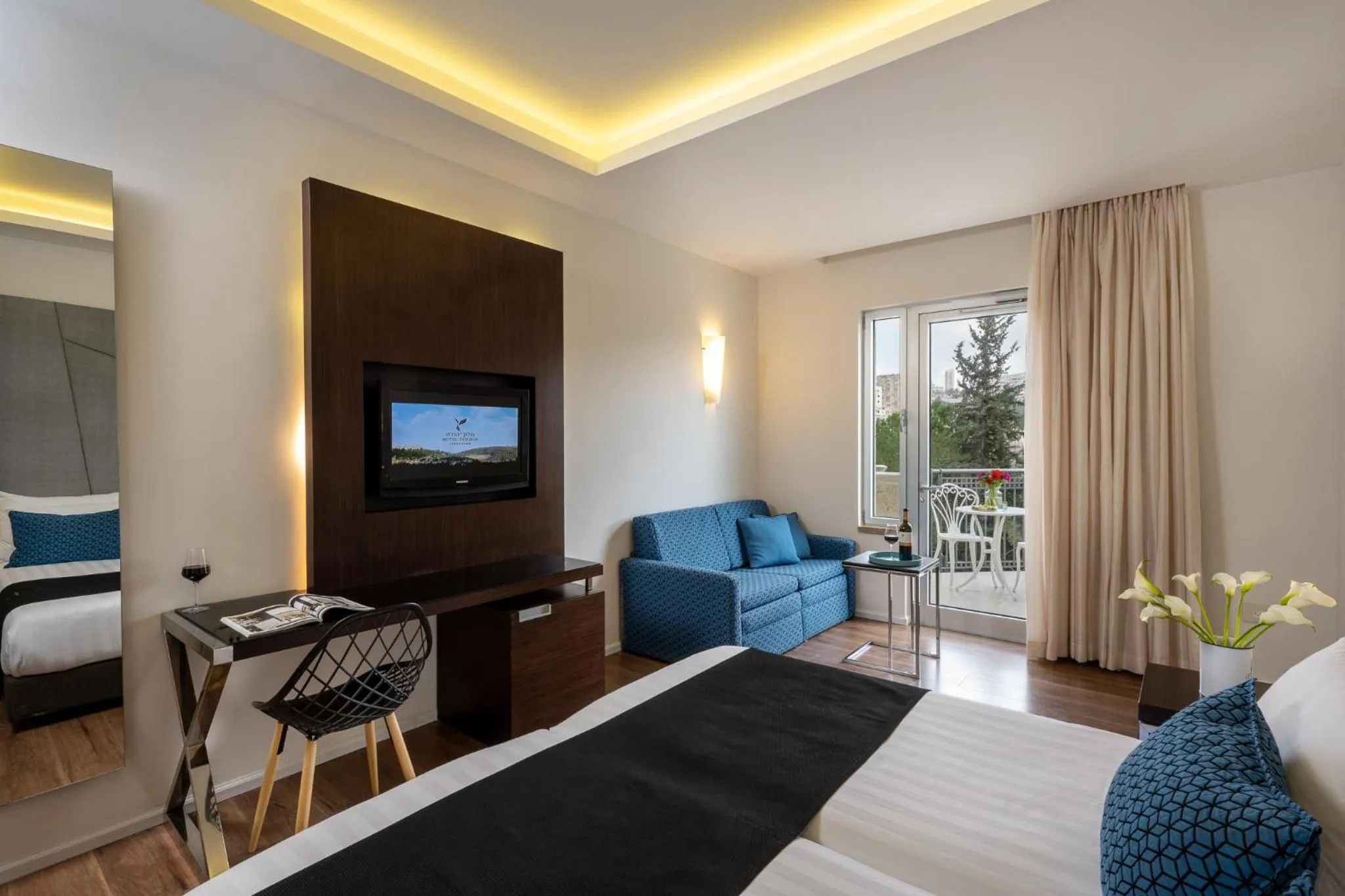 Seating area, Bed in Hotel Yehuda