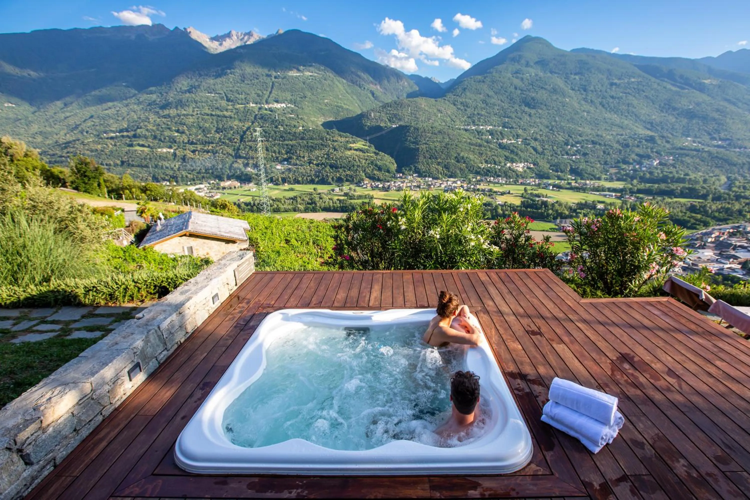 Hot Tub in Wine Hotel Retici Balzi
