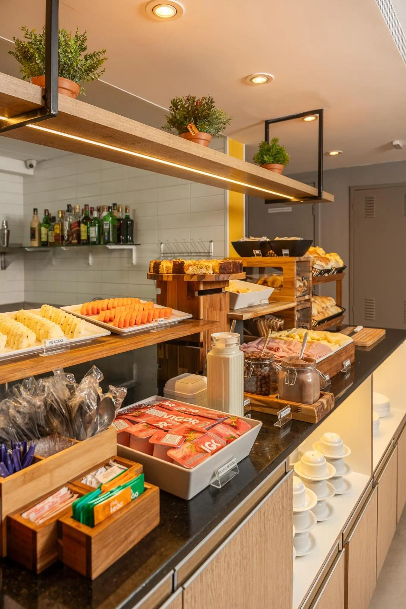 Buffet breakfast in Uniclass Hotel Lapa