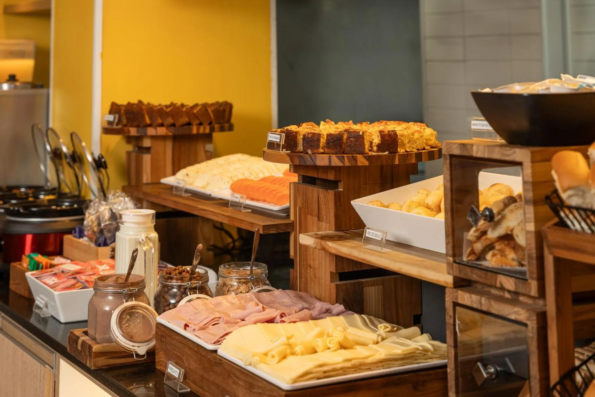 Buffet breakfast in Uniclass Hotel Lapa