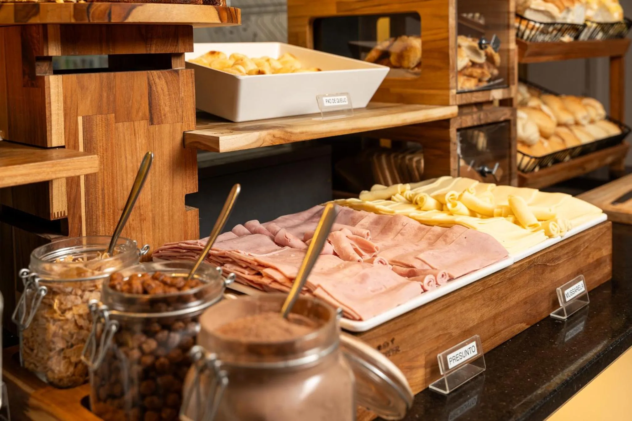 Buffet breakfast in Uniclass Hotel Lapa