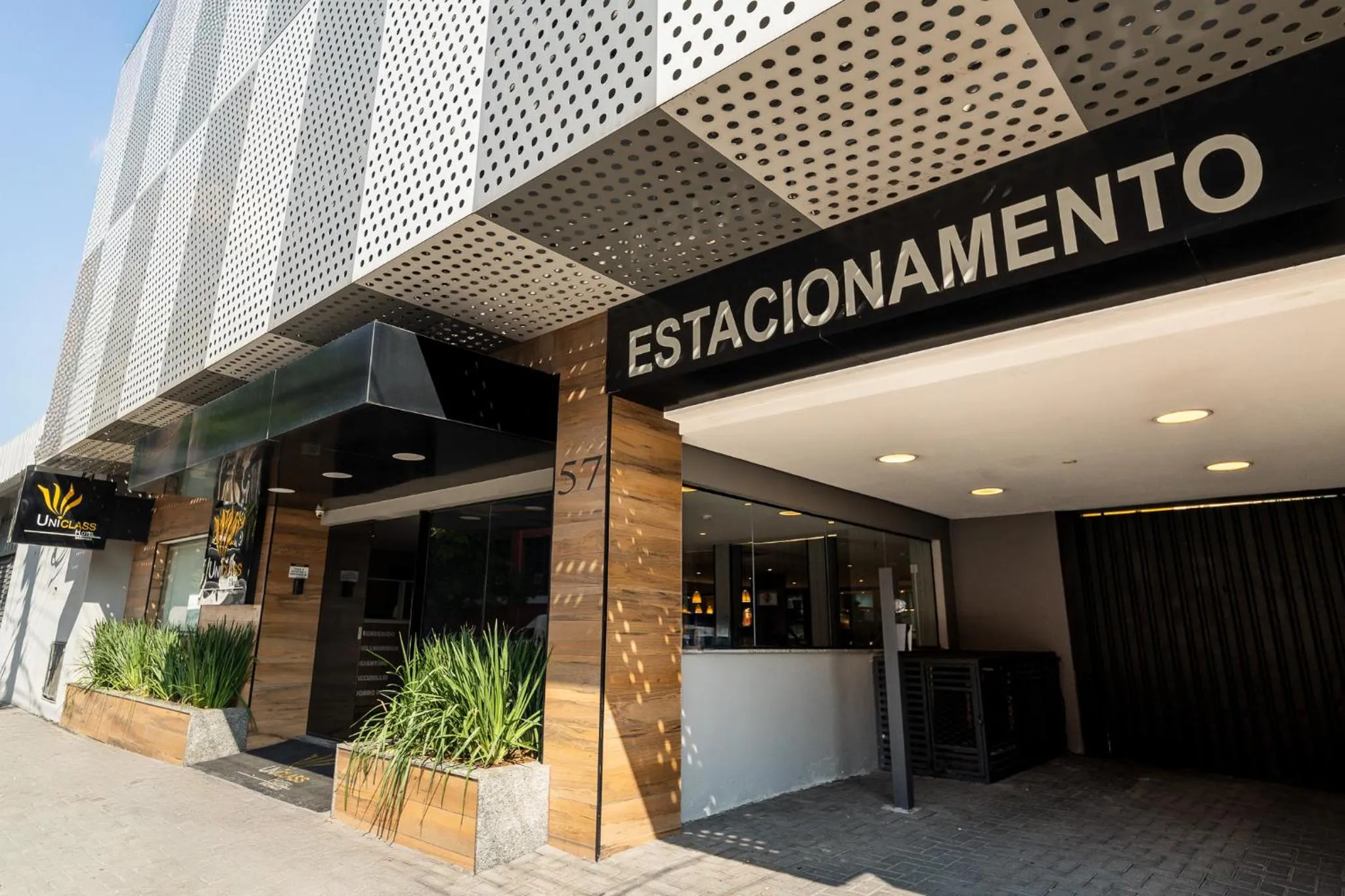 Facade/entrance in Uniclass Hotel Lapa