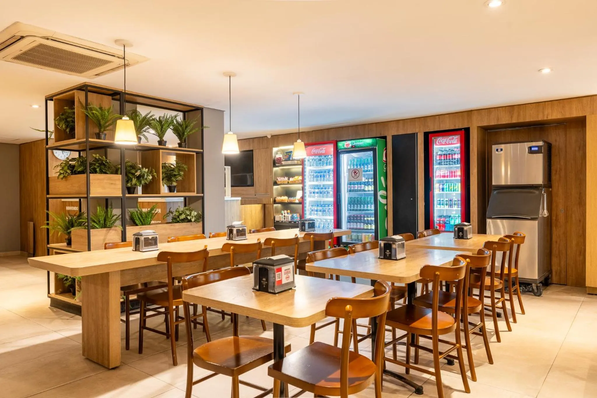 Restaurant/places to eat in Uniclass Hotel Lapa