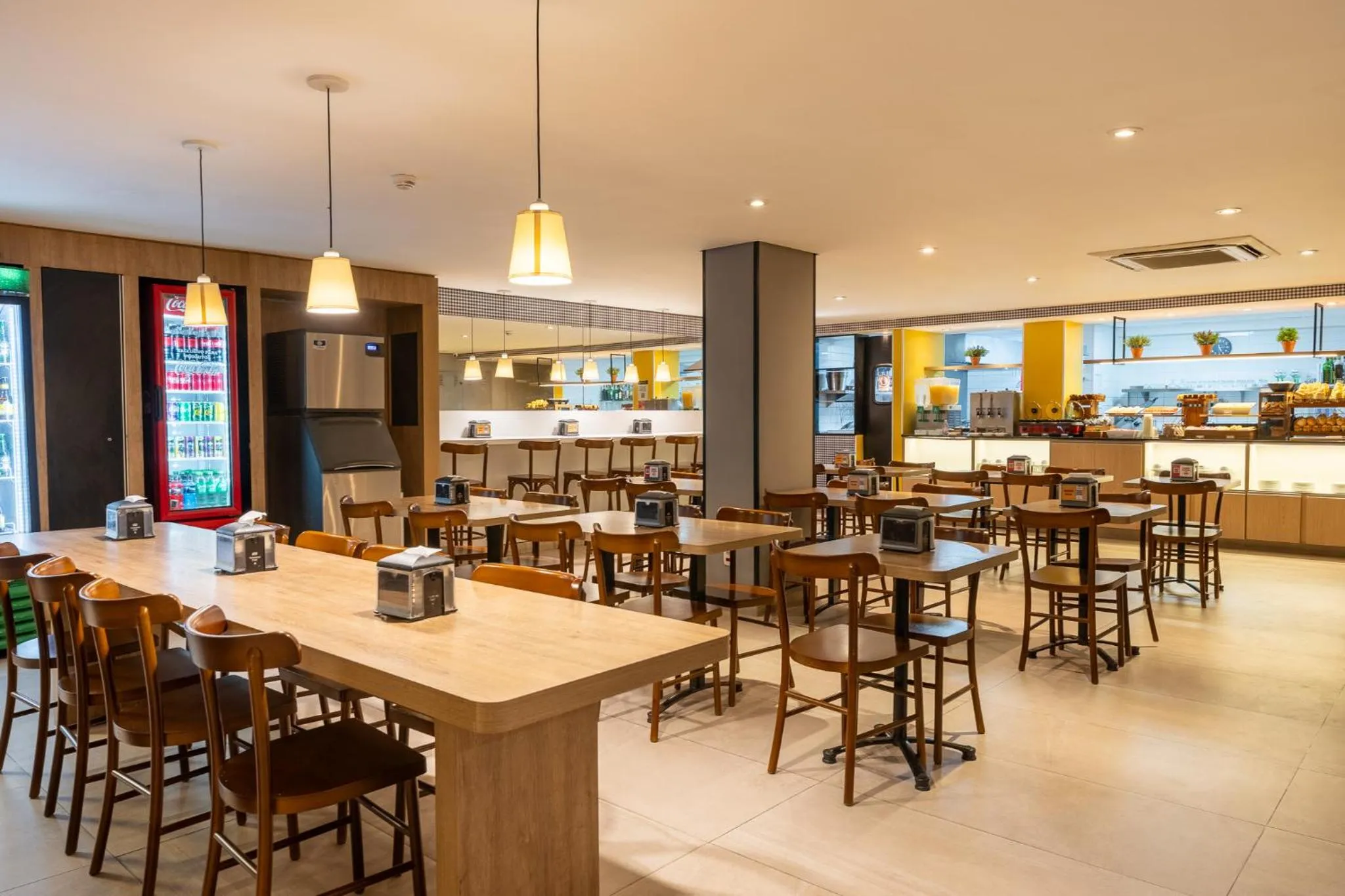 Restaurant/places to eat in Uniclass Hotel Lapa