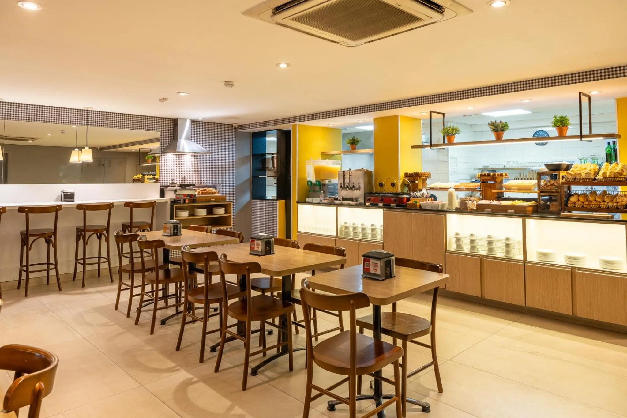 Restaurant/places to eat in Uniclass Hotel Lapa