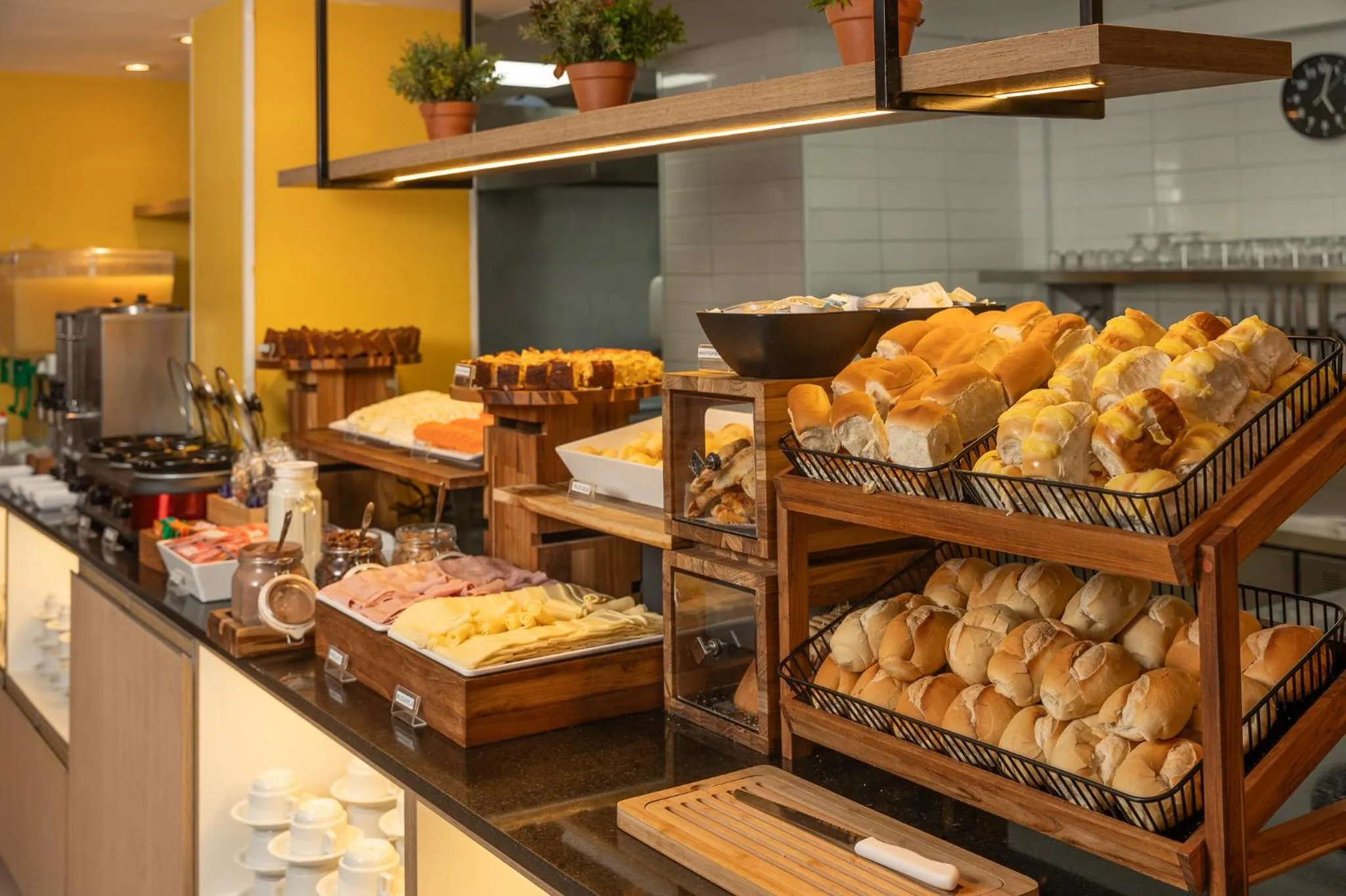 Buffet breakfast in Uniclass Hotel Lapa