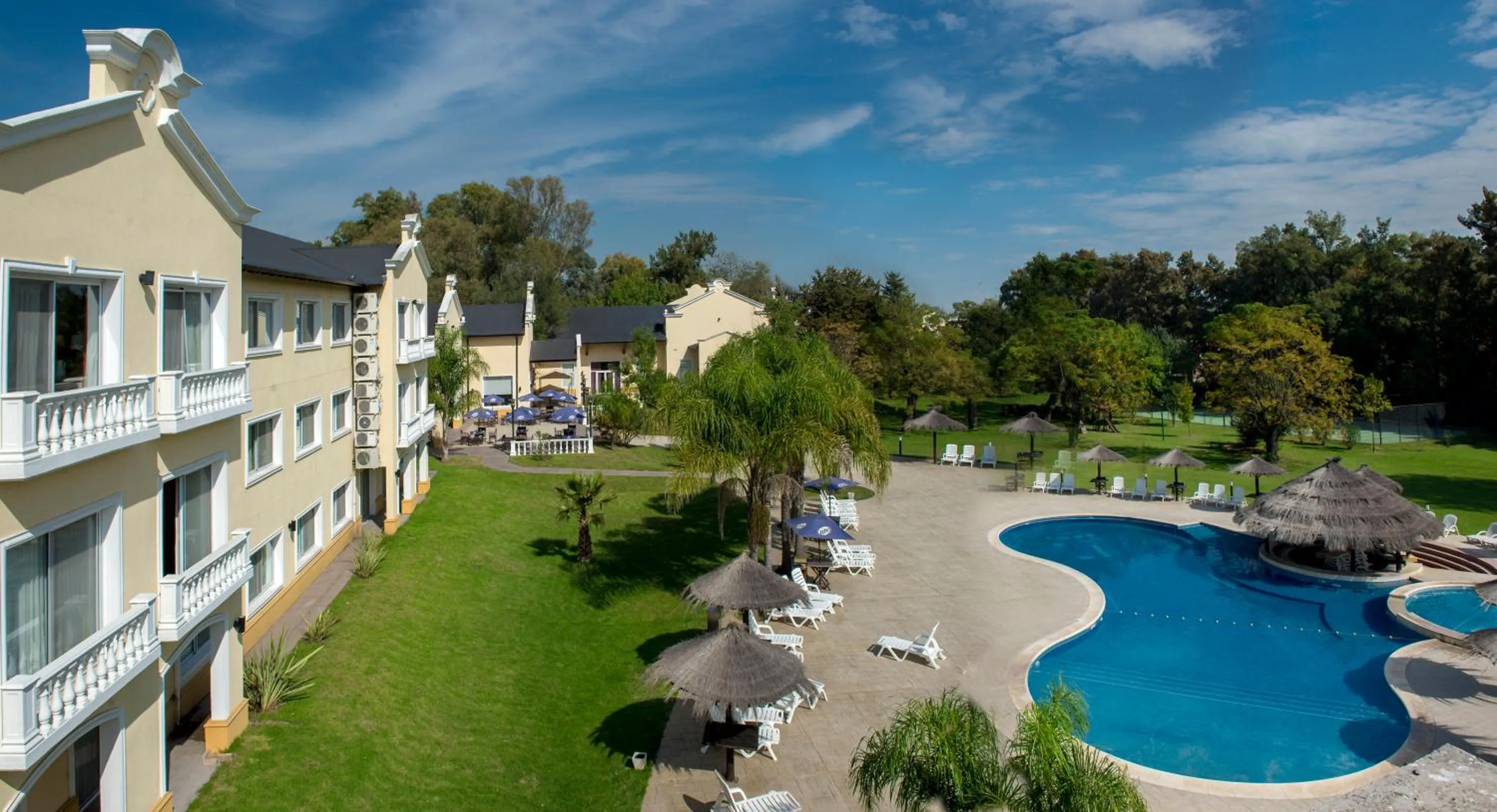 Garden in Howard Johnson Pilar Resort Spa & Convention Center