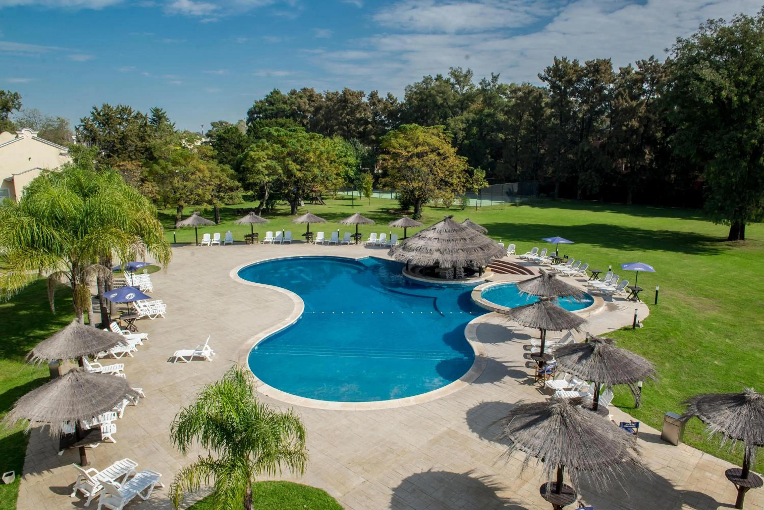 Garden in Howard Johnson Pilar Resort Spa & Convention Center