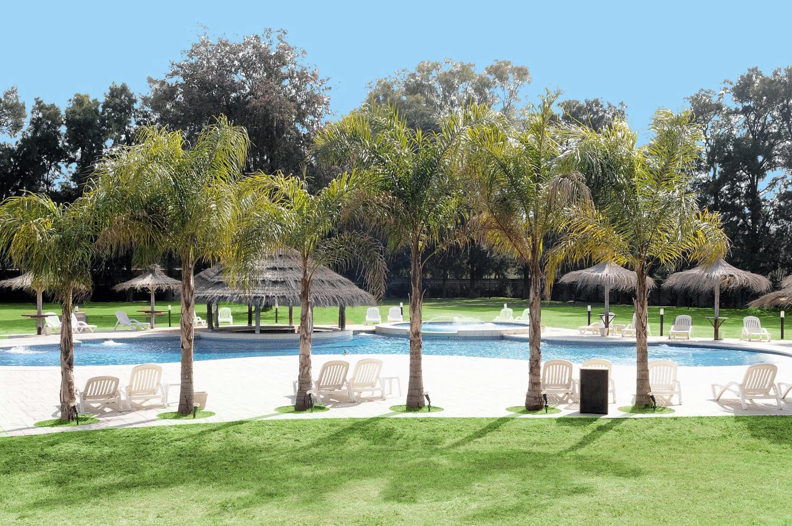 Garden in Howard Johnson Pilar Resort Spa & Convention Center