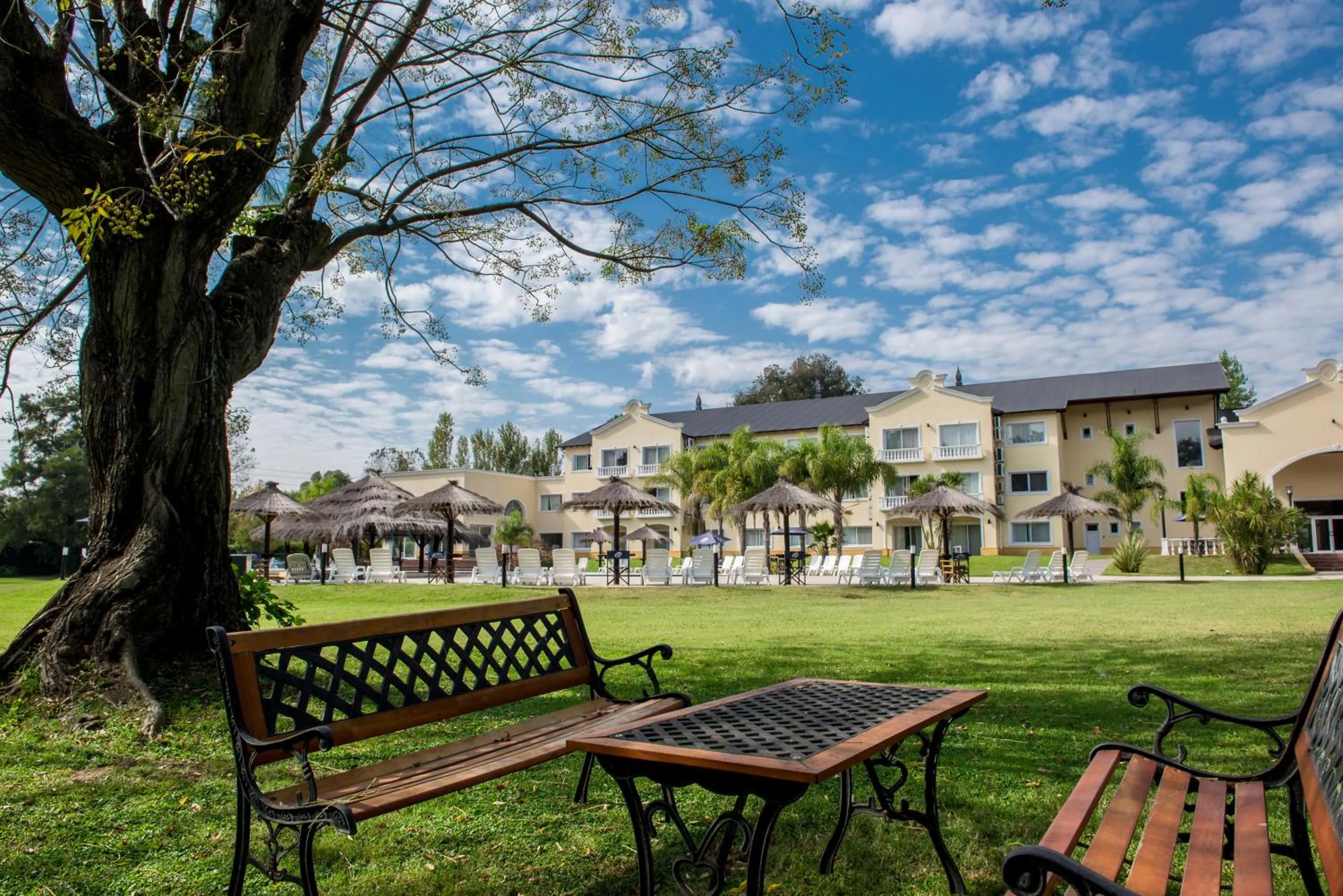 Garden in Howard Johnson Pilar Resort Spa & Convention Center