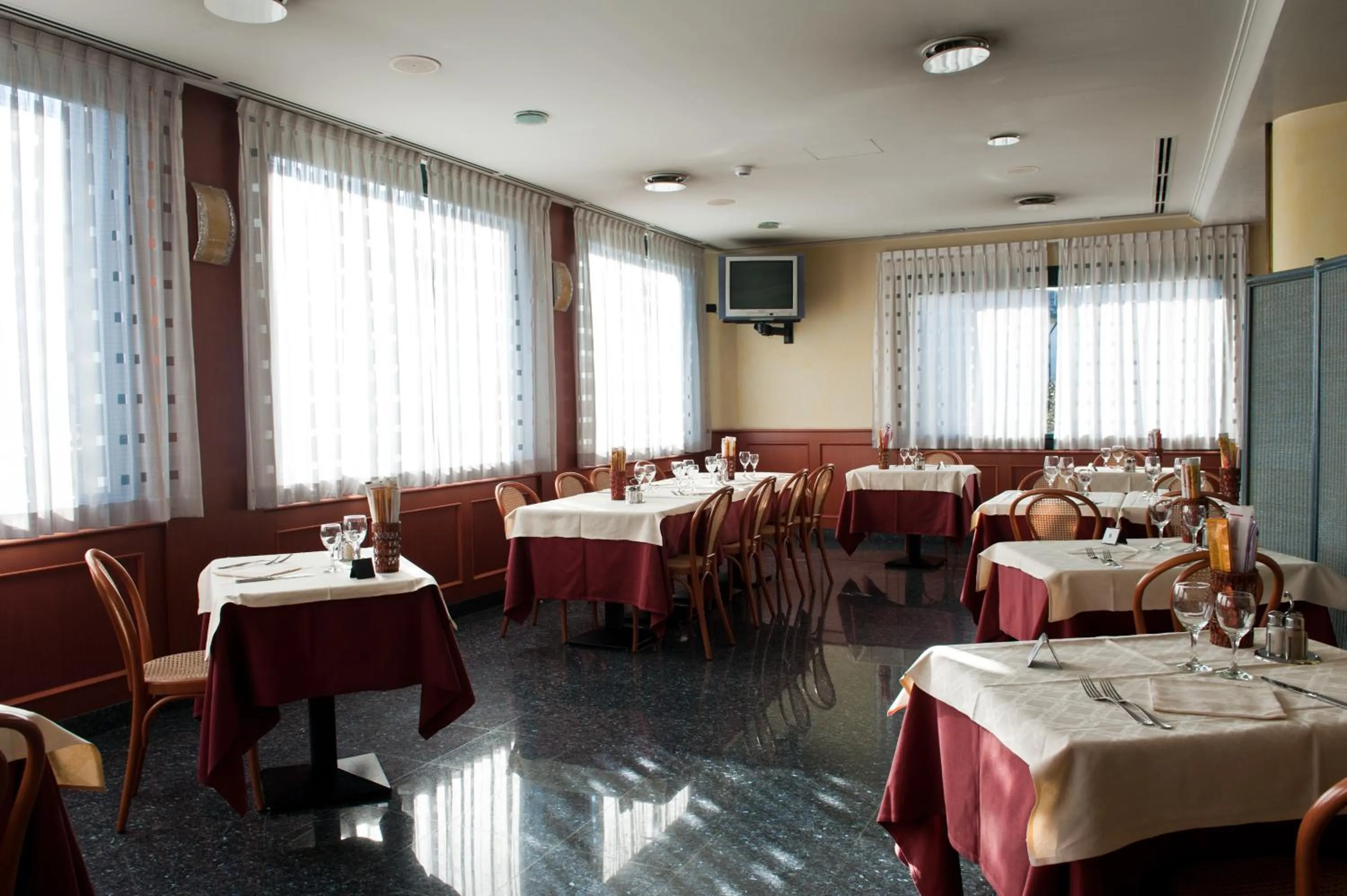 Restaurant/places to eat in Hotel Serenella