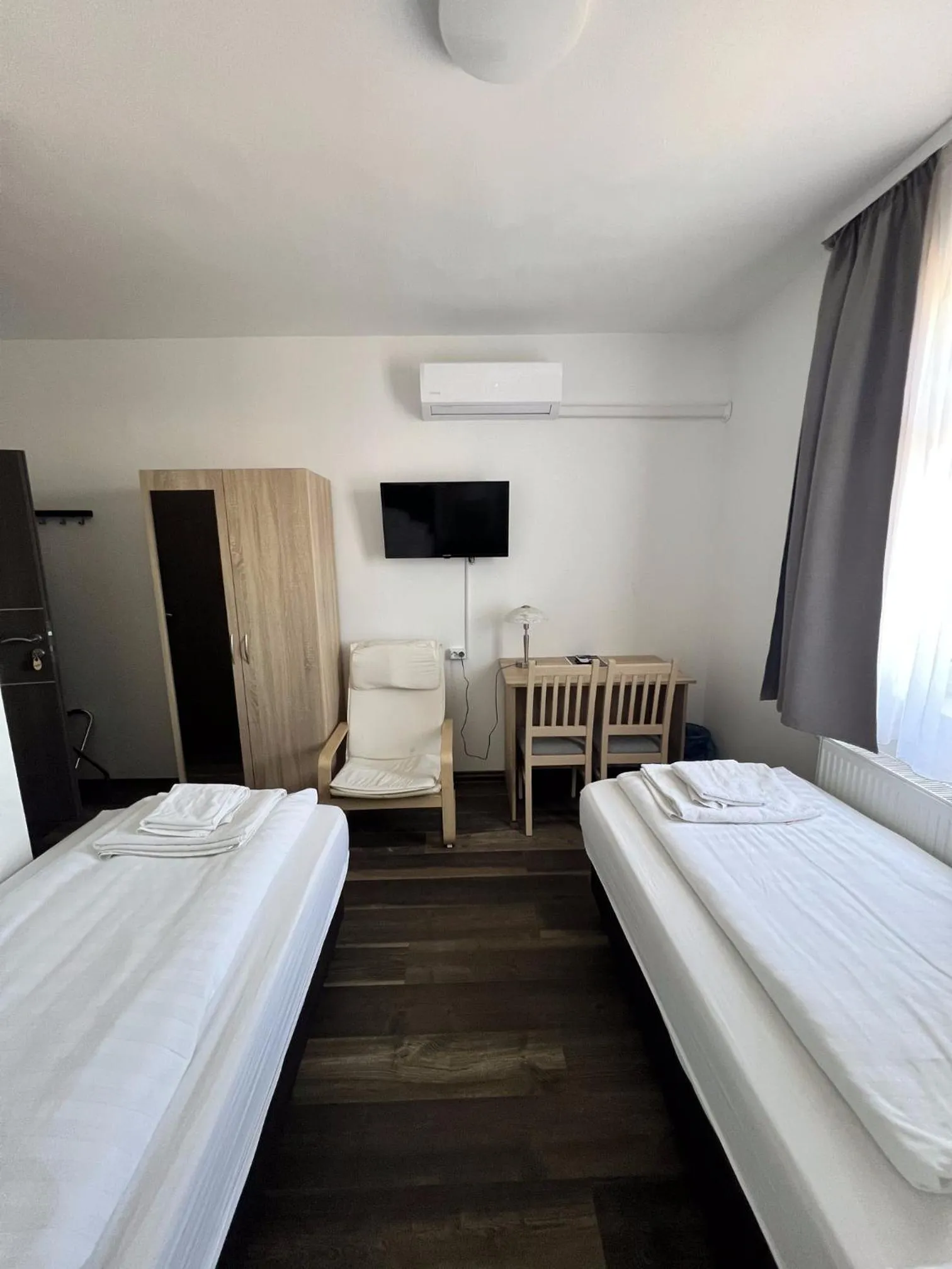 Bed in HBH Bajor Sörház Sólyomfészek Panzió