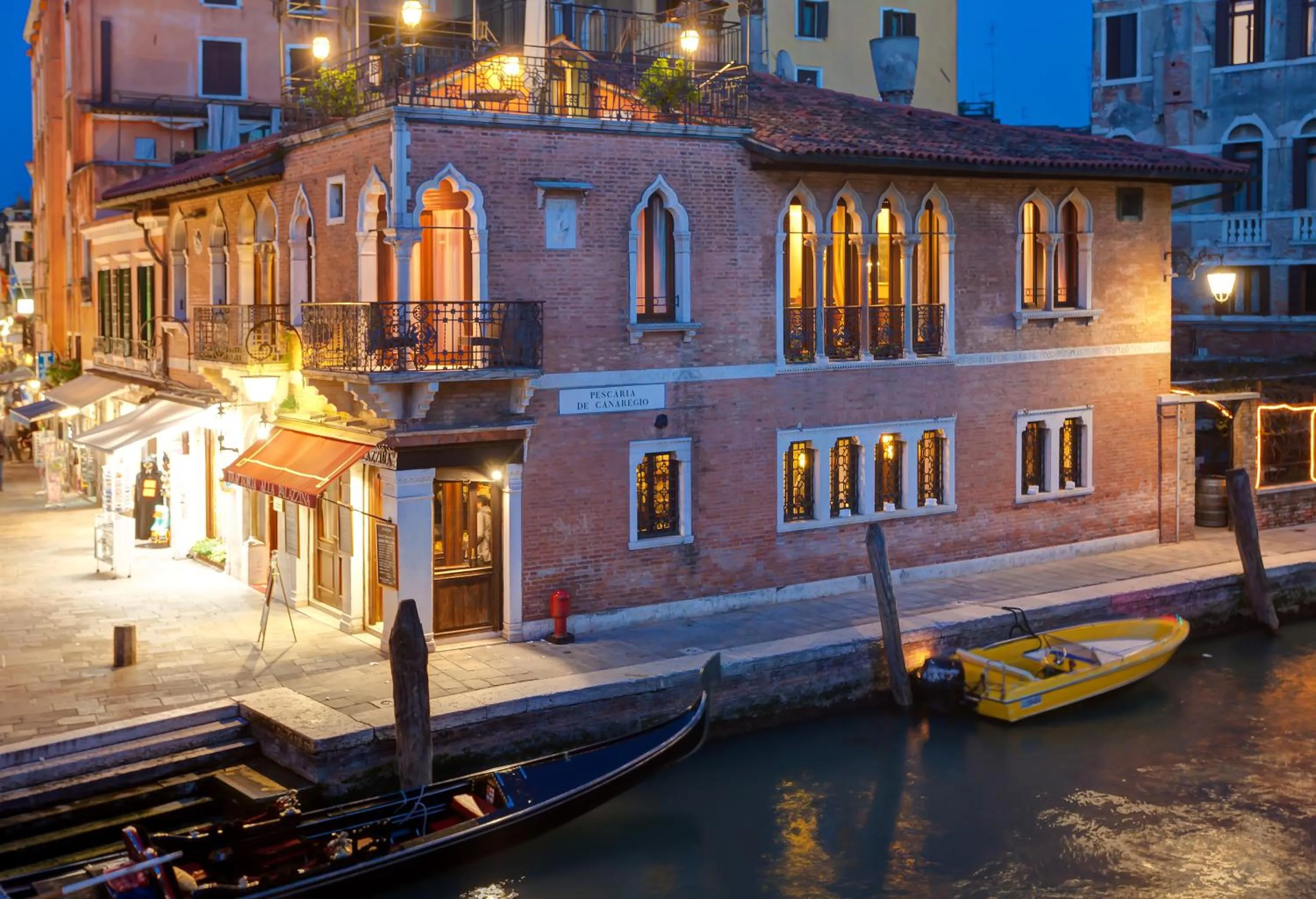 Facade/entrance in Palazzina Veneziana