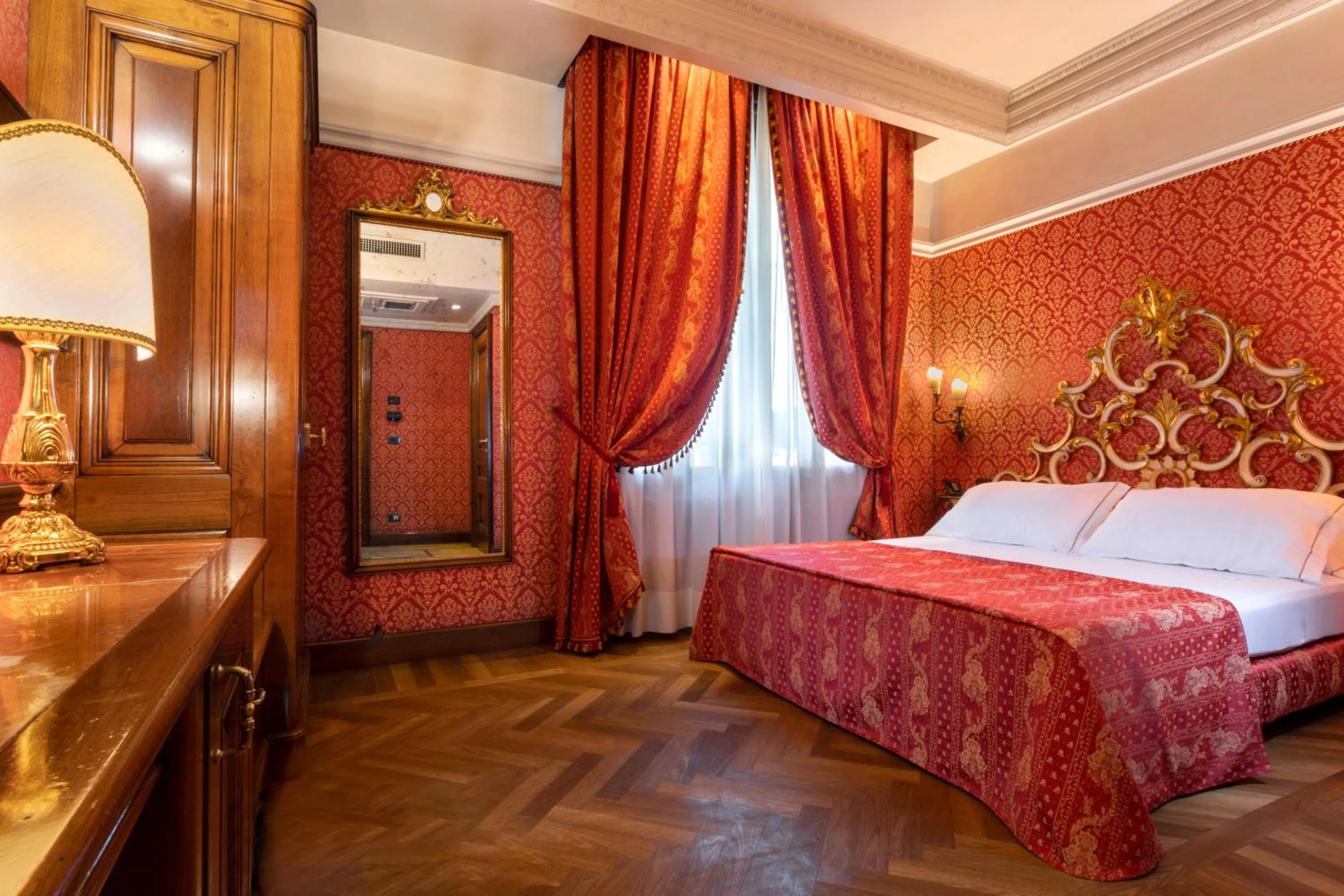 Photo of the whole room, Bed in Palazzina Veneziana