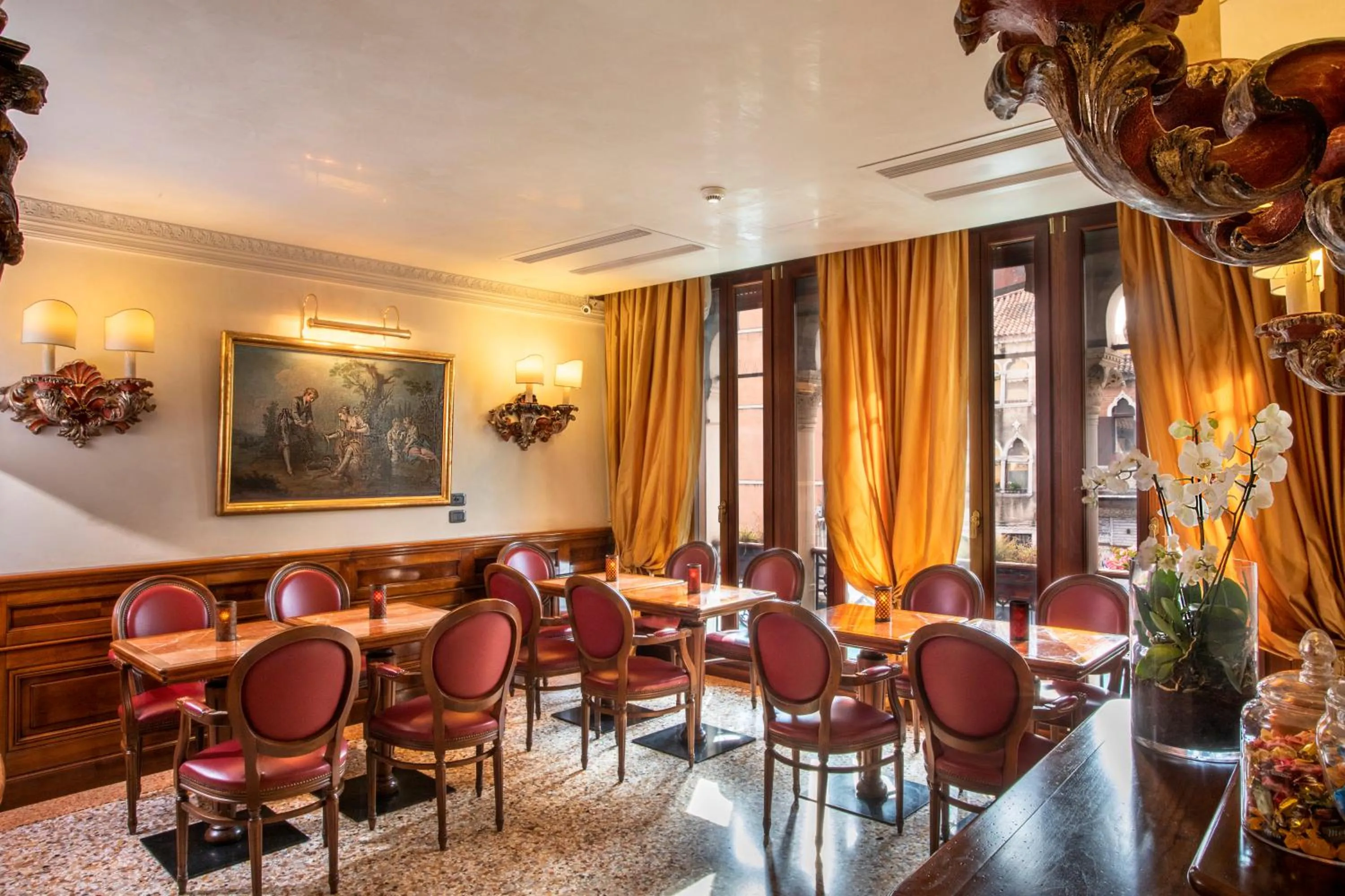 Communal lounge/ TV room in Palazzina Veneziana