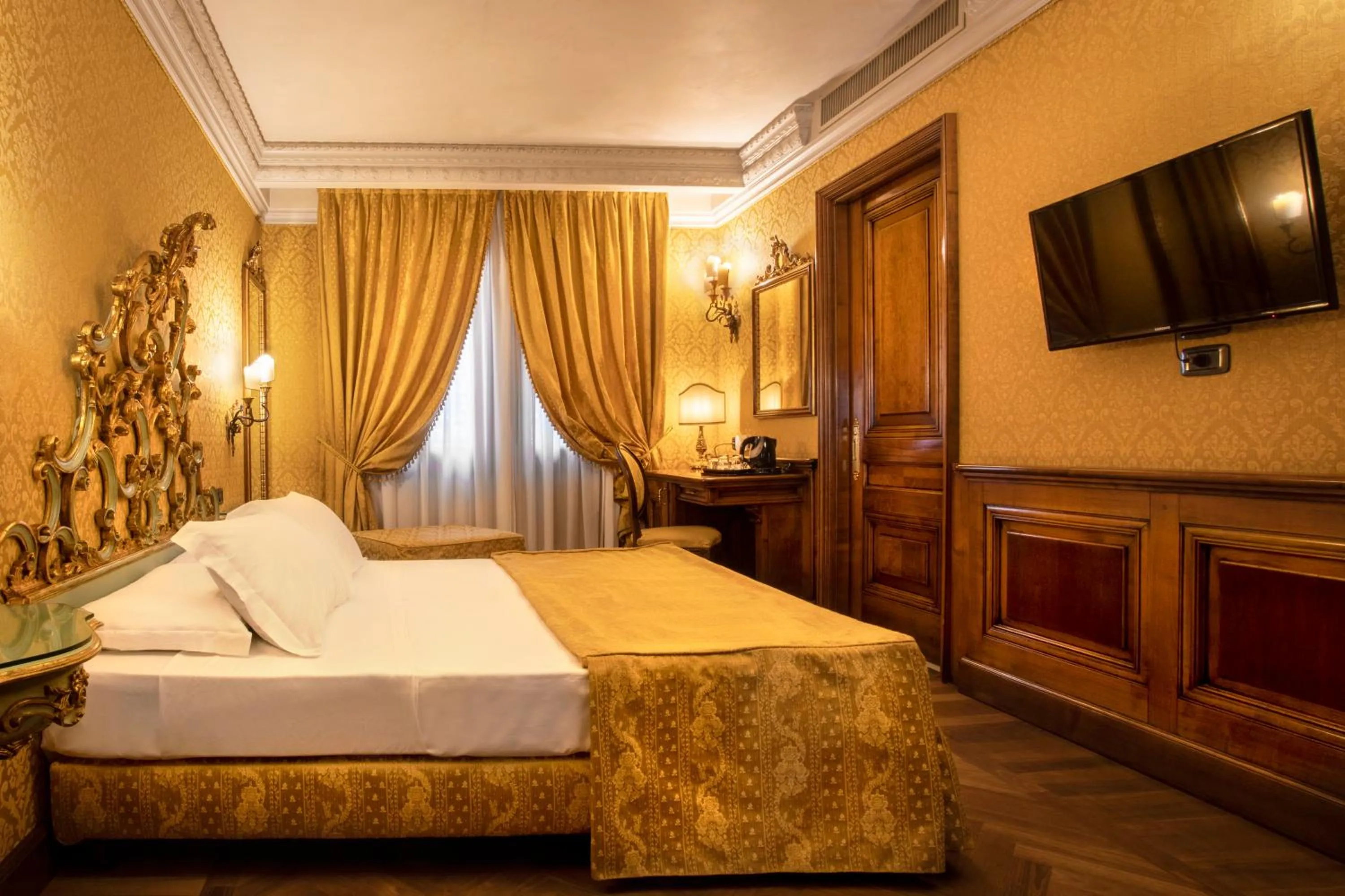 Photo of the whole room, Bed in Palazzina Veneziana