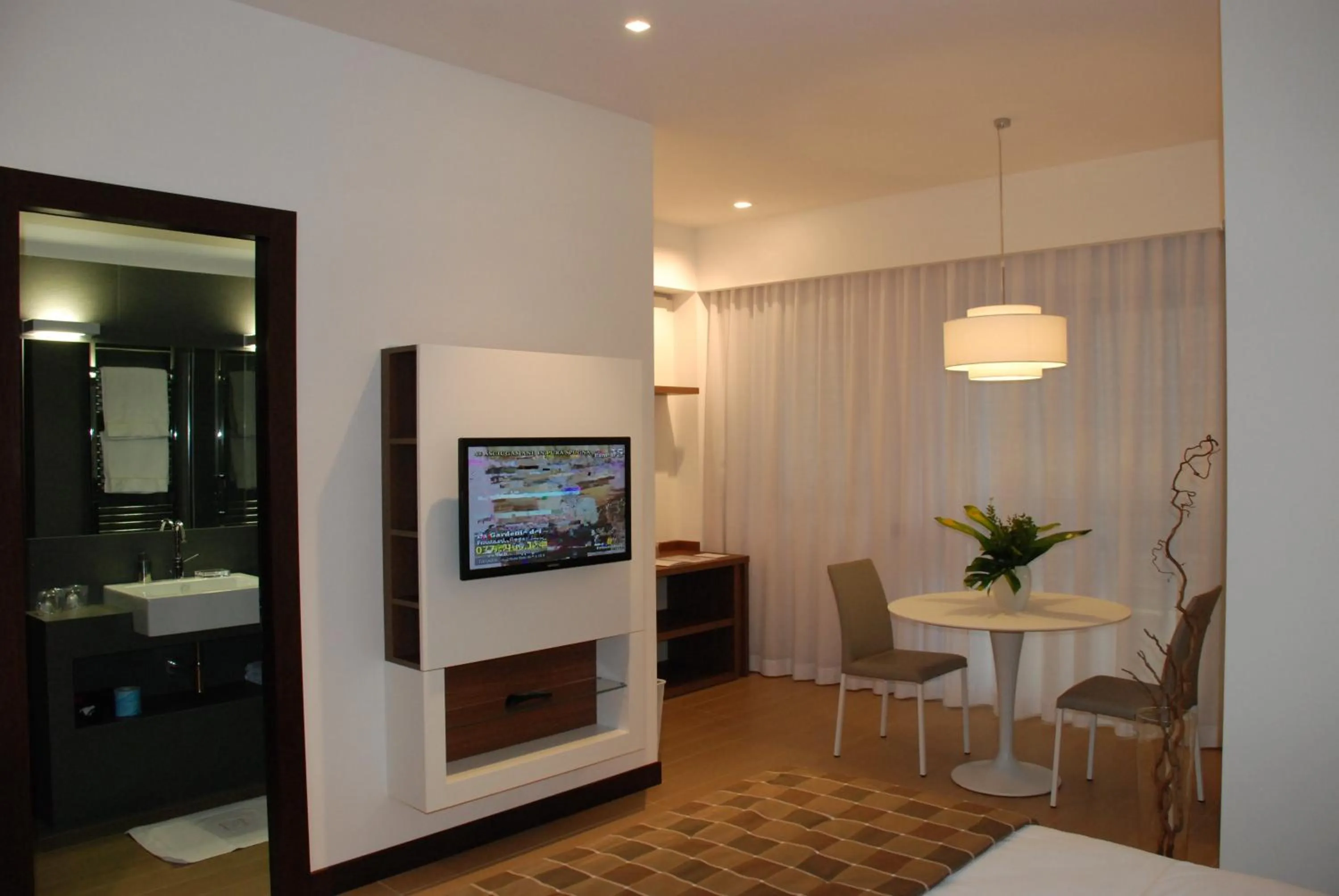 TV and multimedia in Residence Hotel Parioli
