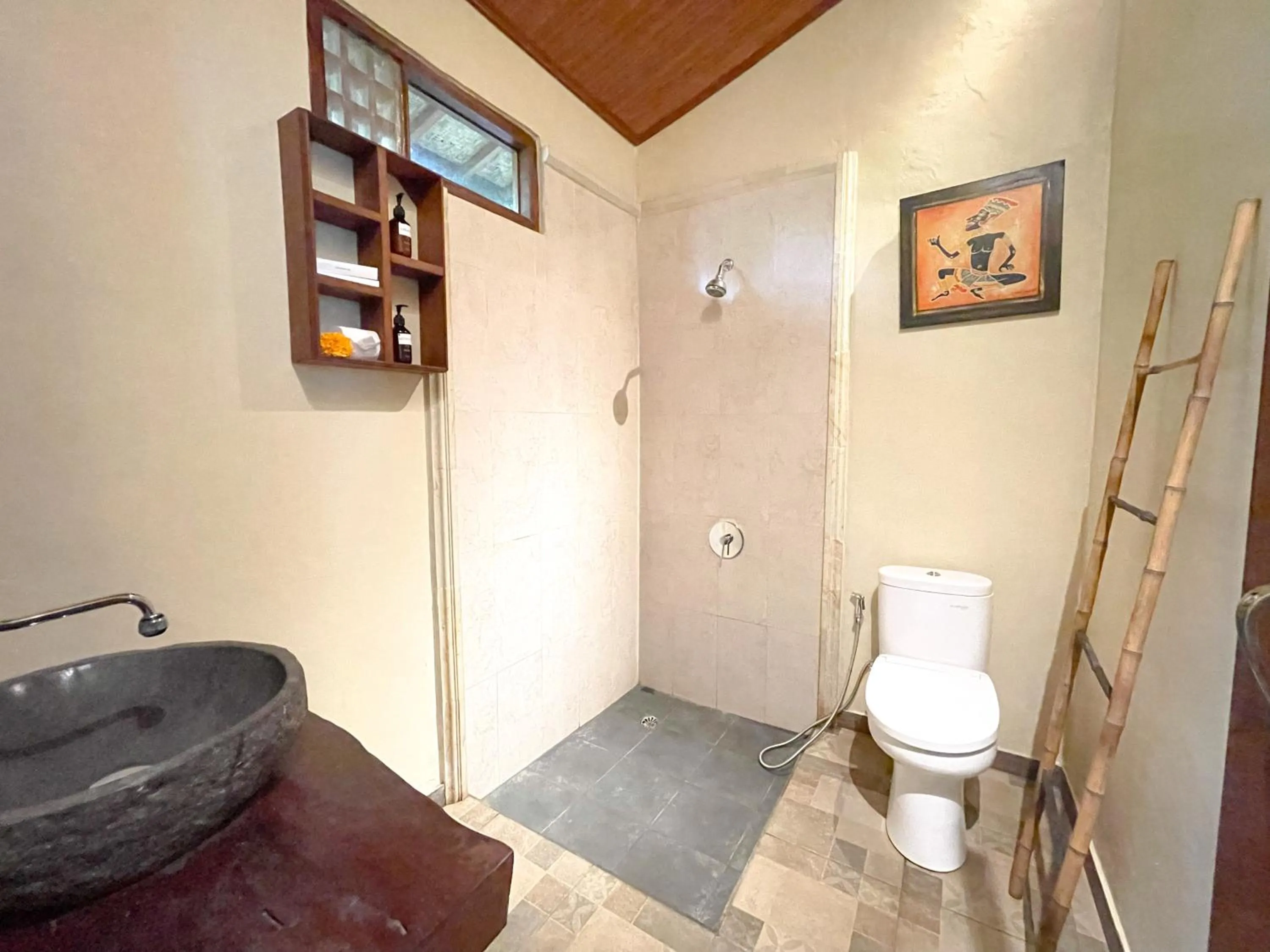 Toilet in Mirah Guest House