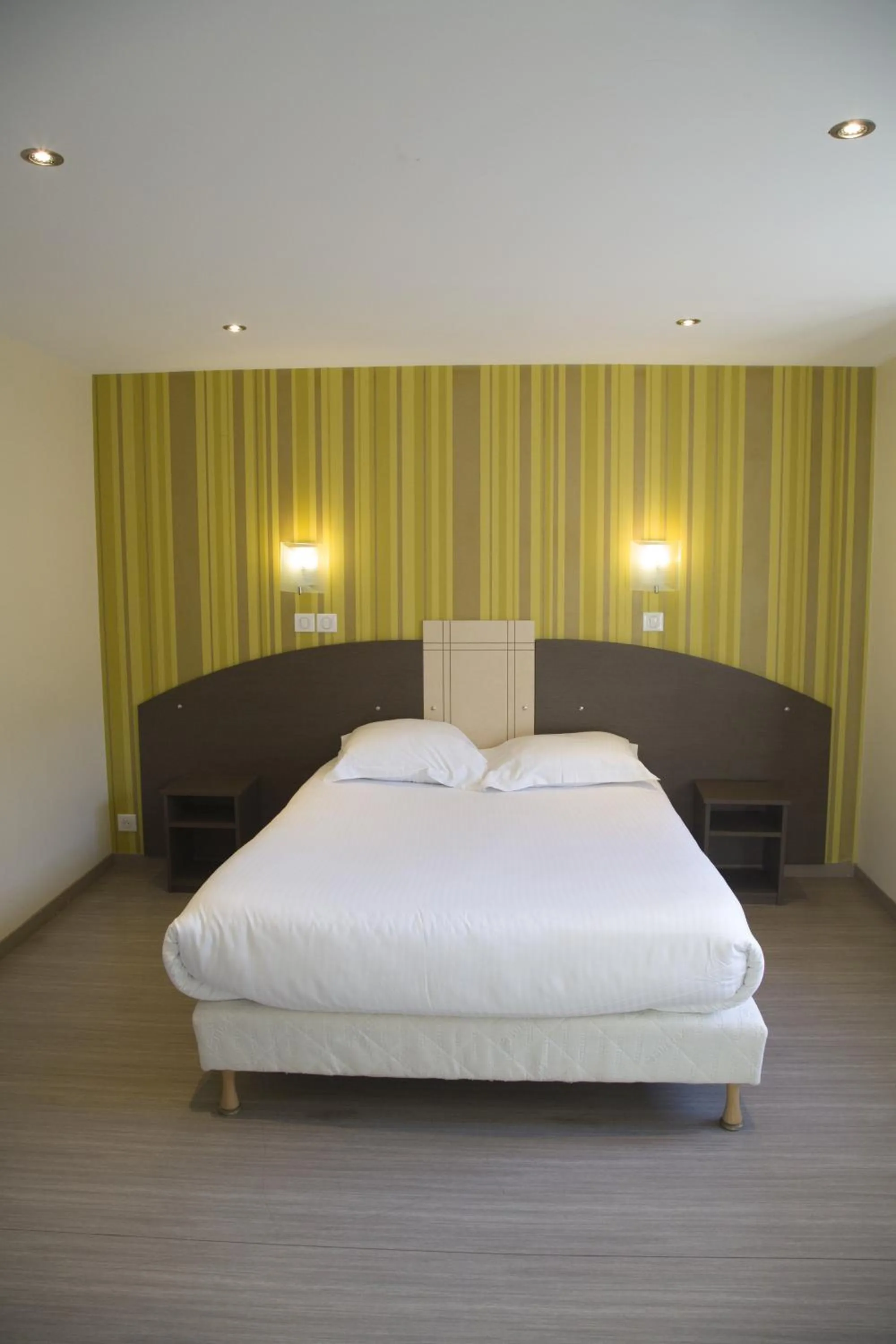 Photo of the whole room, Bed in Auberge de la Baie