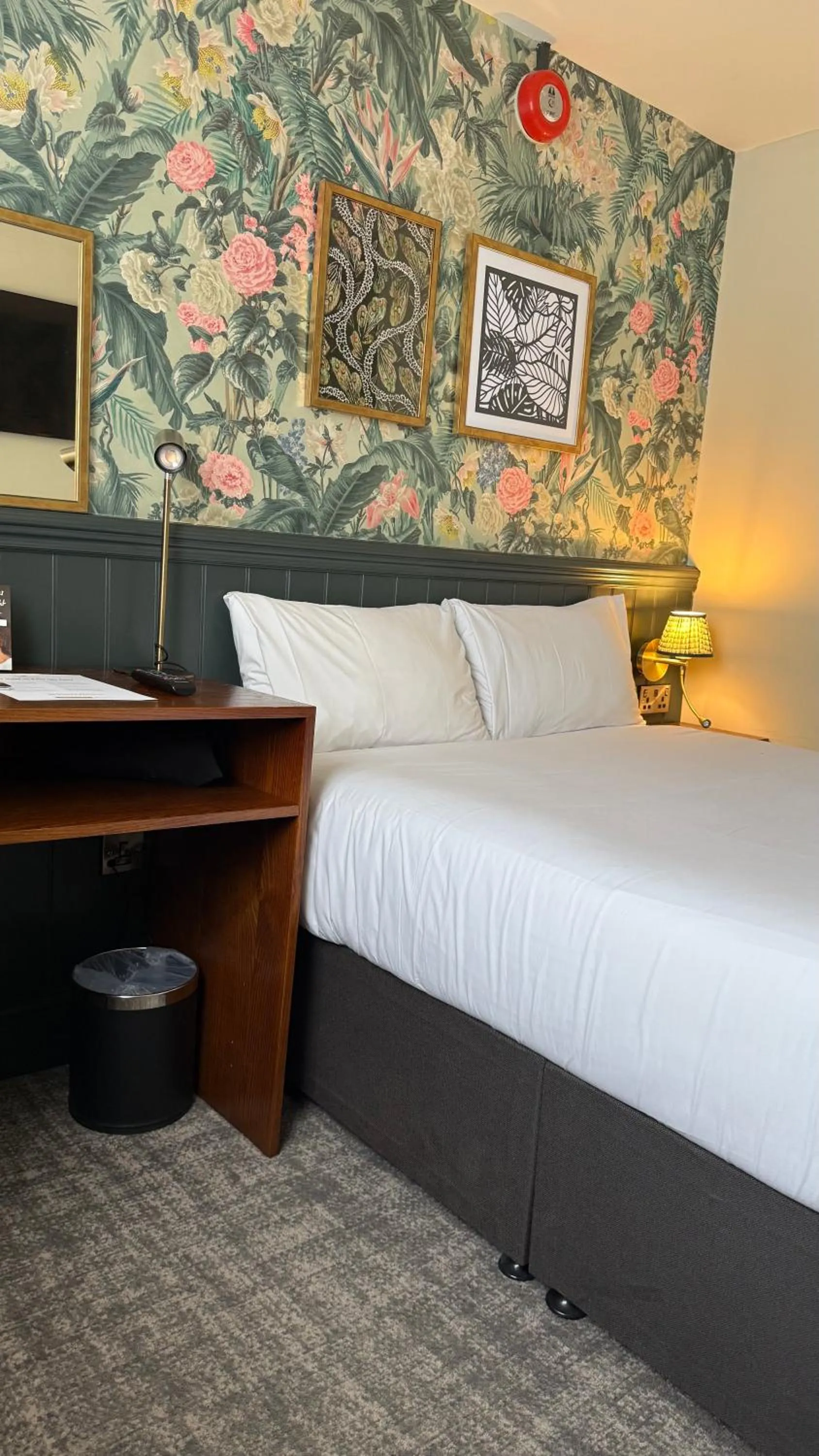 Bedroom, Bed in Narborough Arms