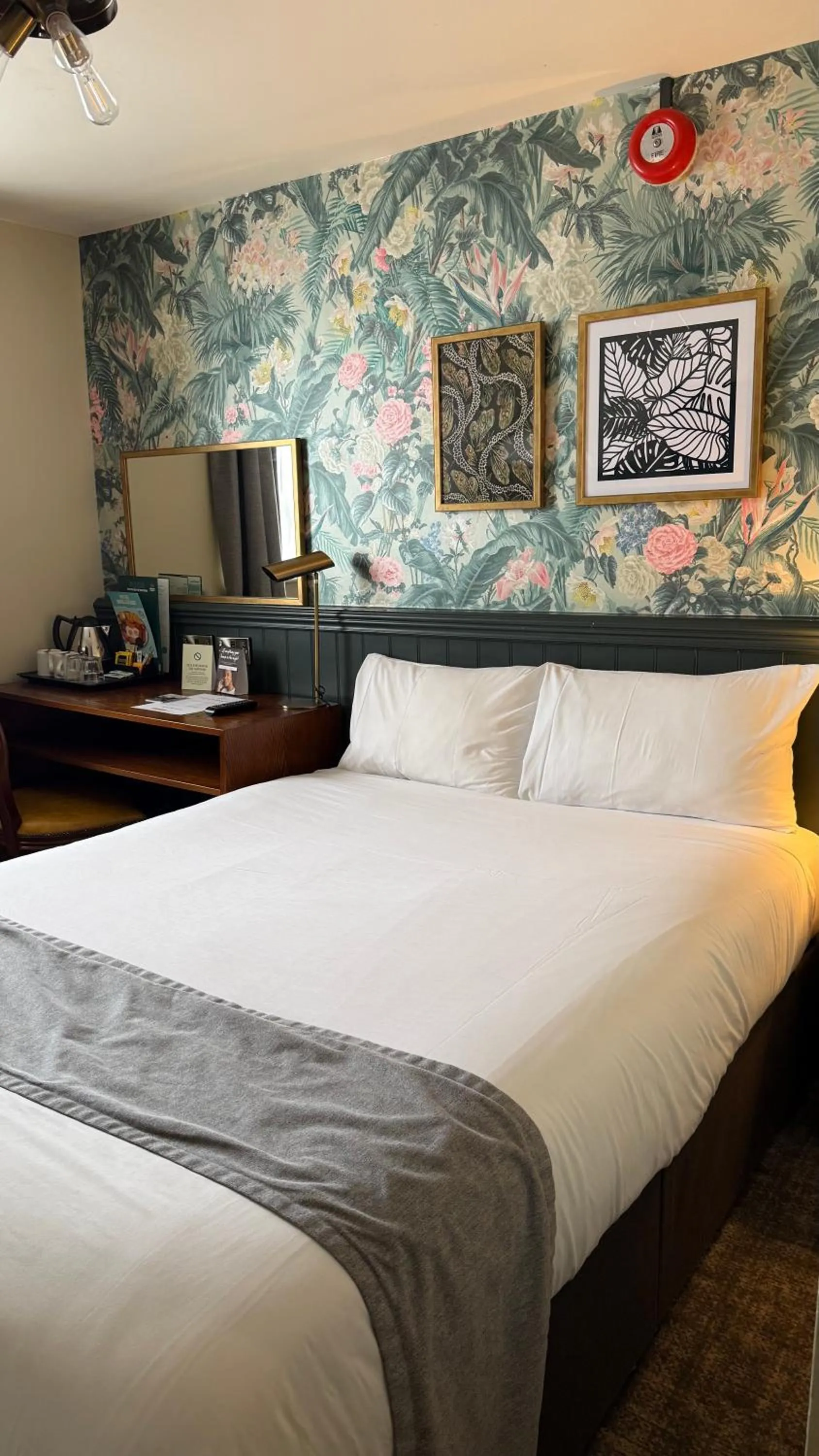 Photo of the whole room, Bed in Narborough Arms