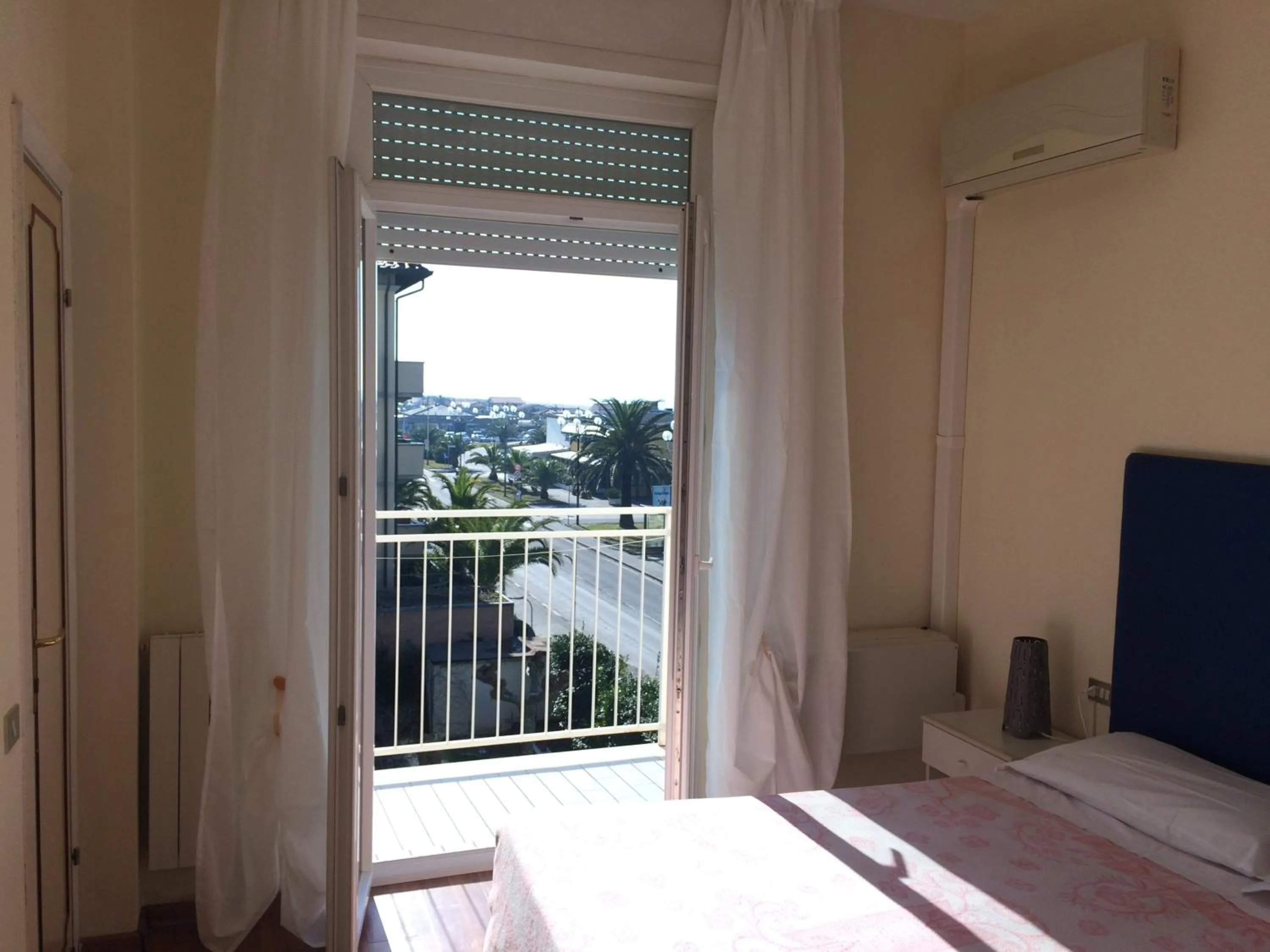 Day, Bed in Hotel Mirage