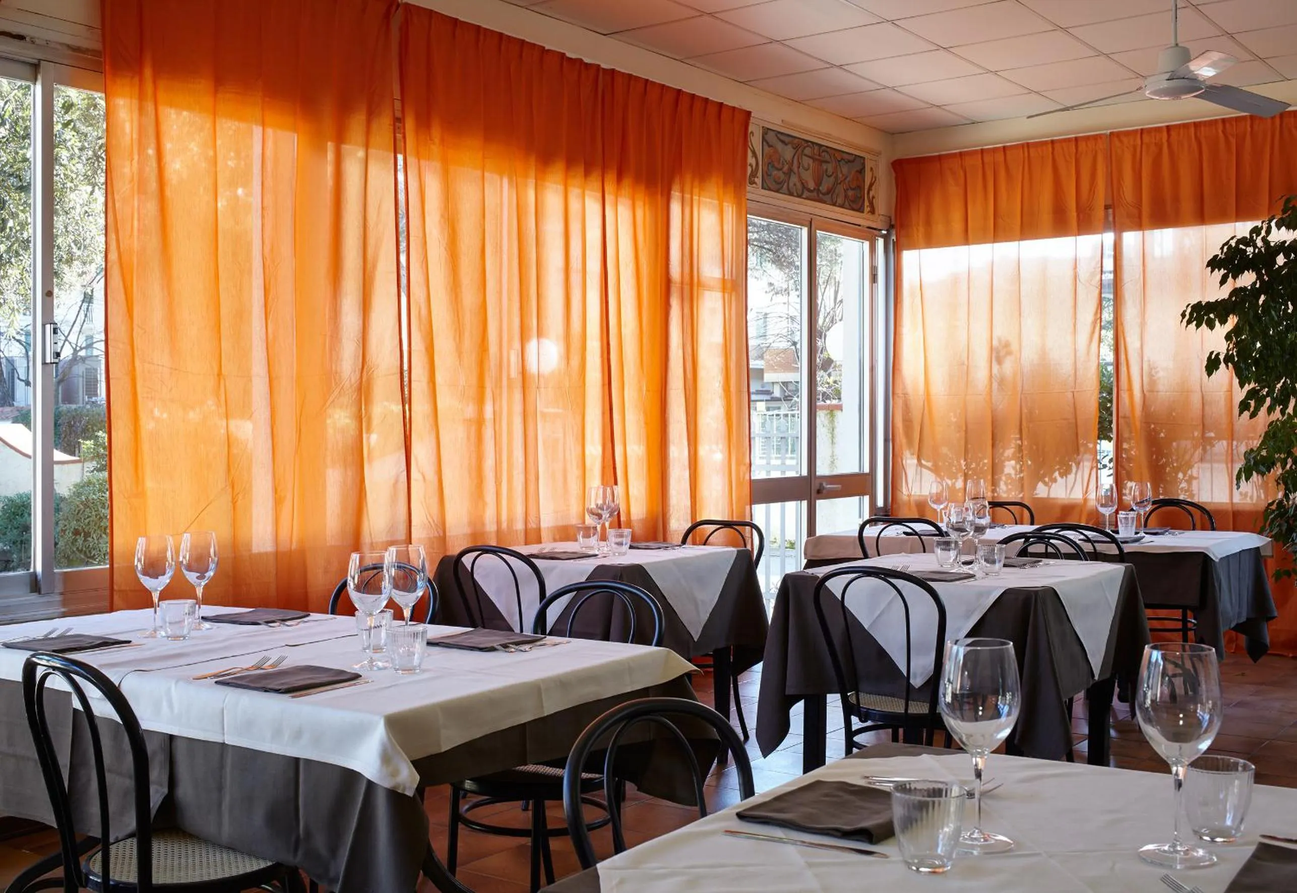 Restaurant/places to eat in Hotel Mirage