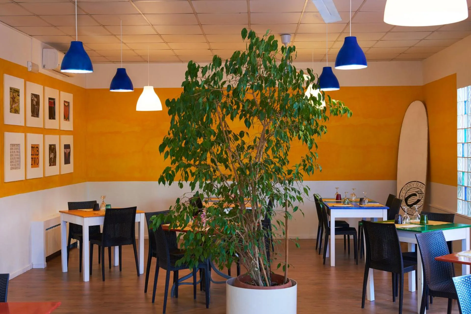 Restaurant/places to eat in Hotel Mirage