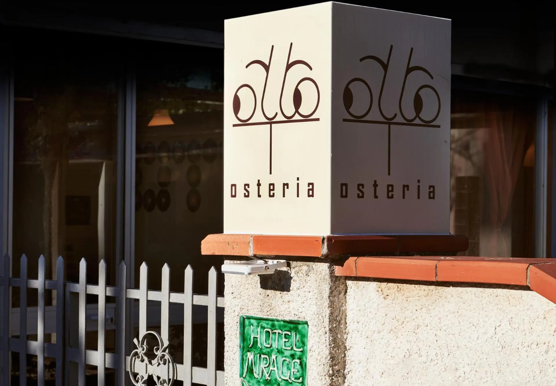 Restaurant/places to eat in Hotel Mirage