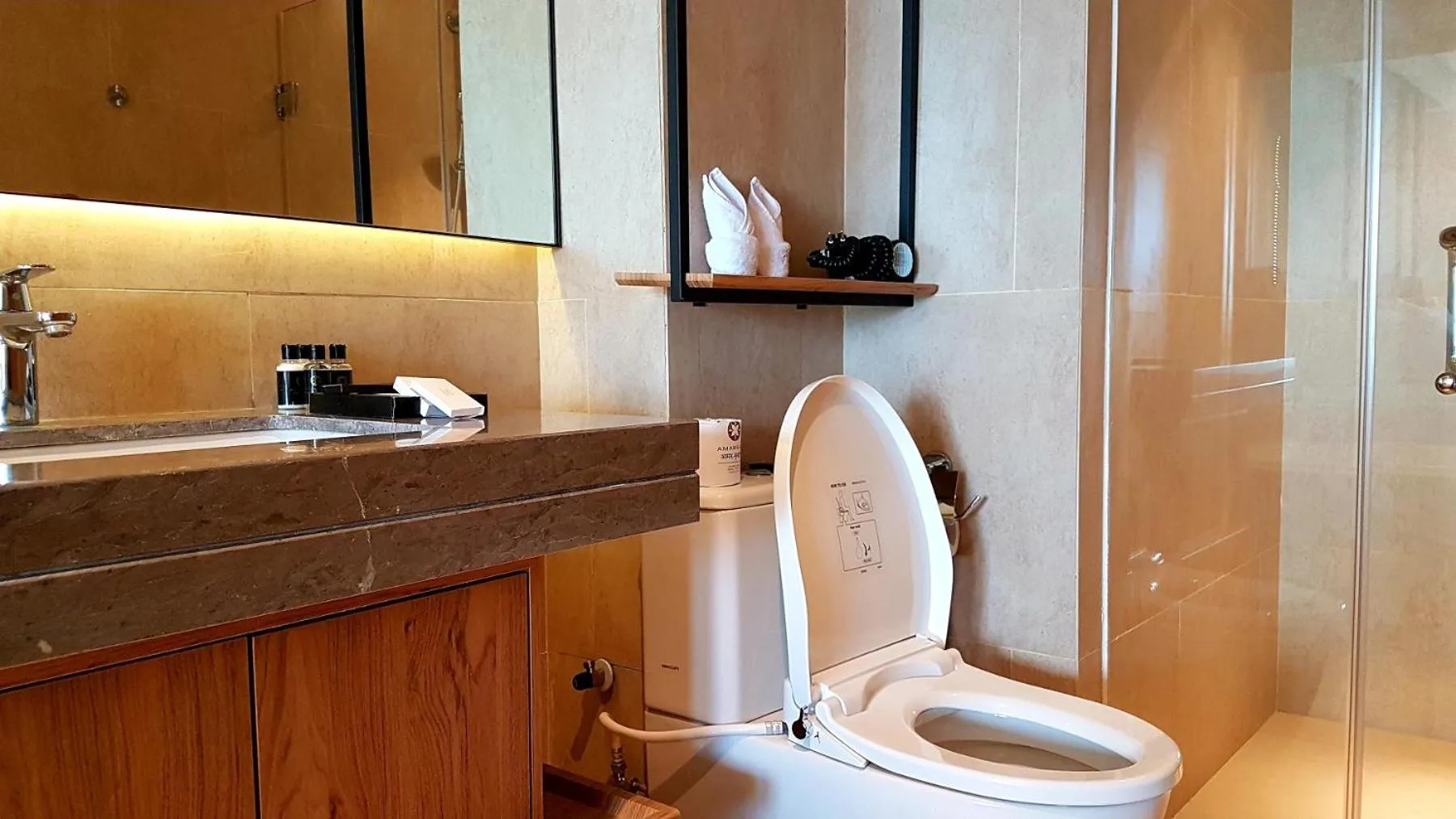 Toilet in Louis Kienne Resort Senggigi