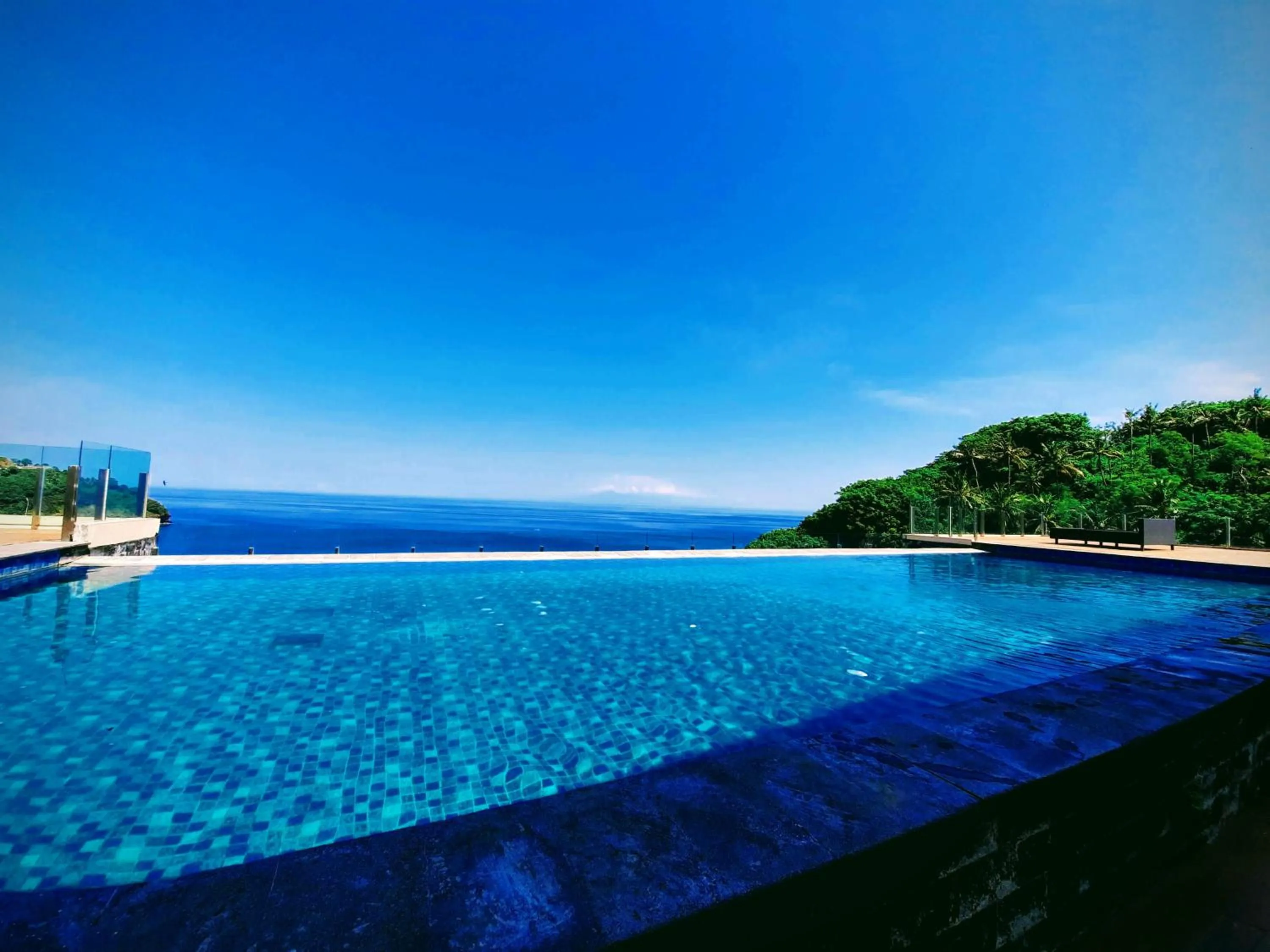 Swimming pool in Louis Kienne Resort Senggigi