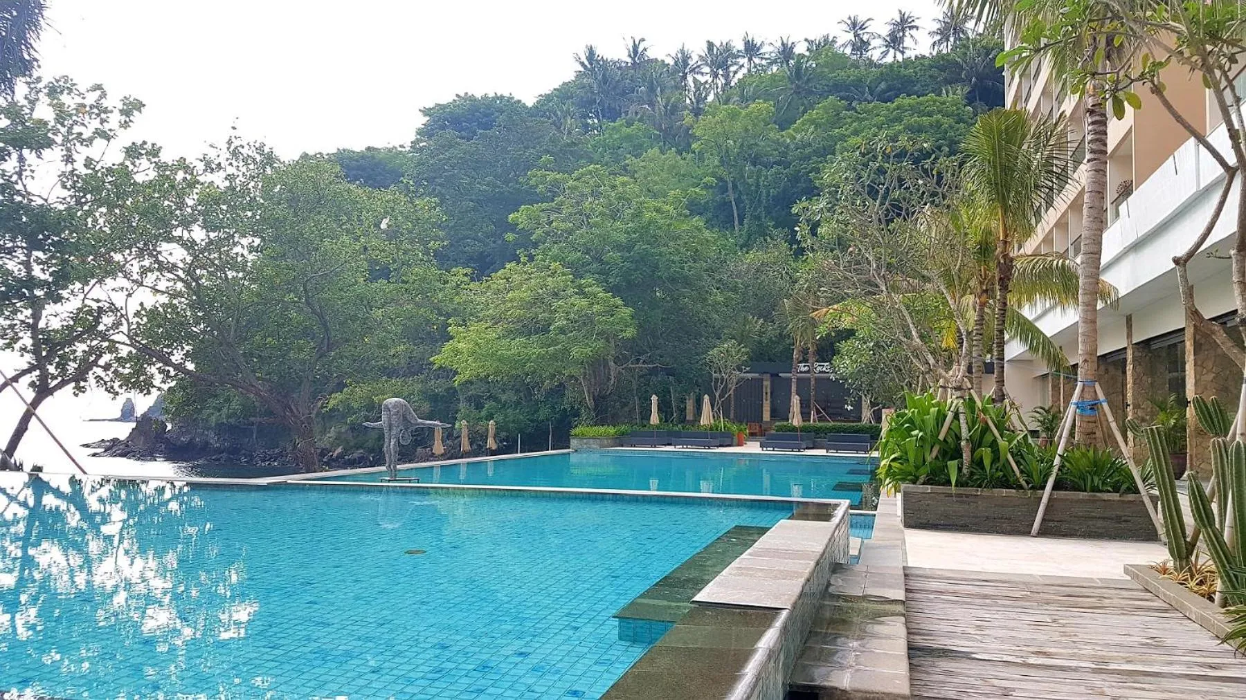 Swimming pool in Louis Kienne Resort Senggigi