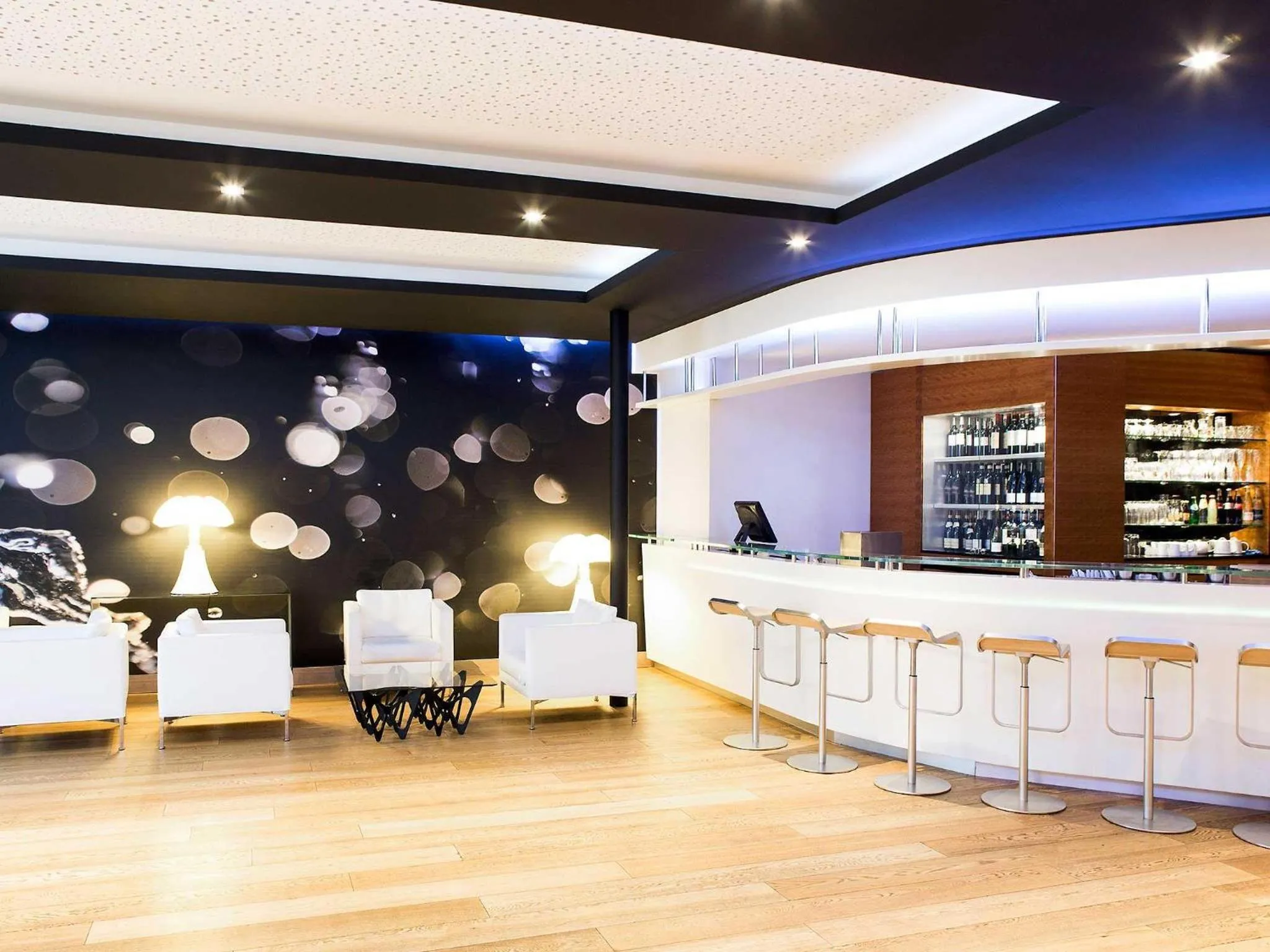 Lounge or bar in Novotel Toulouse Centre Wilson