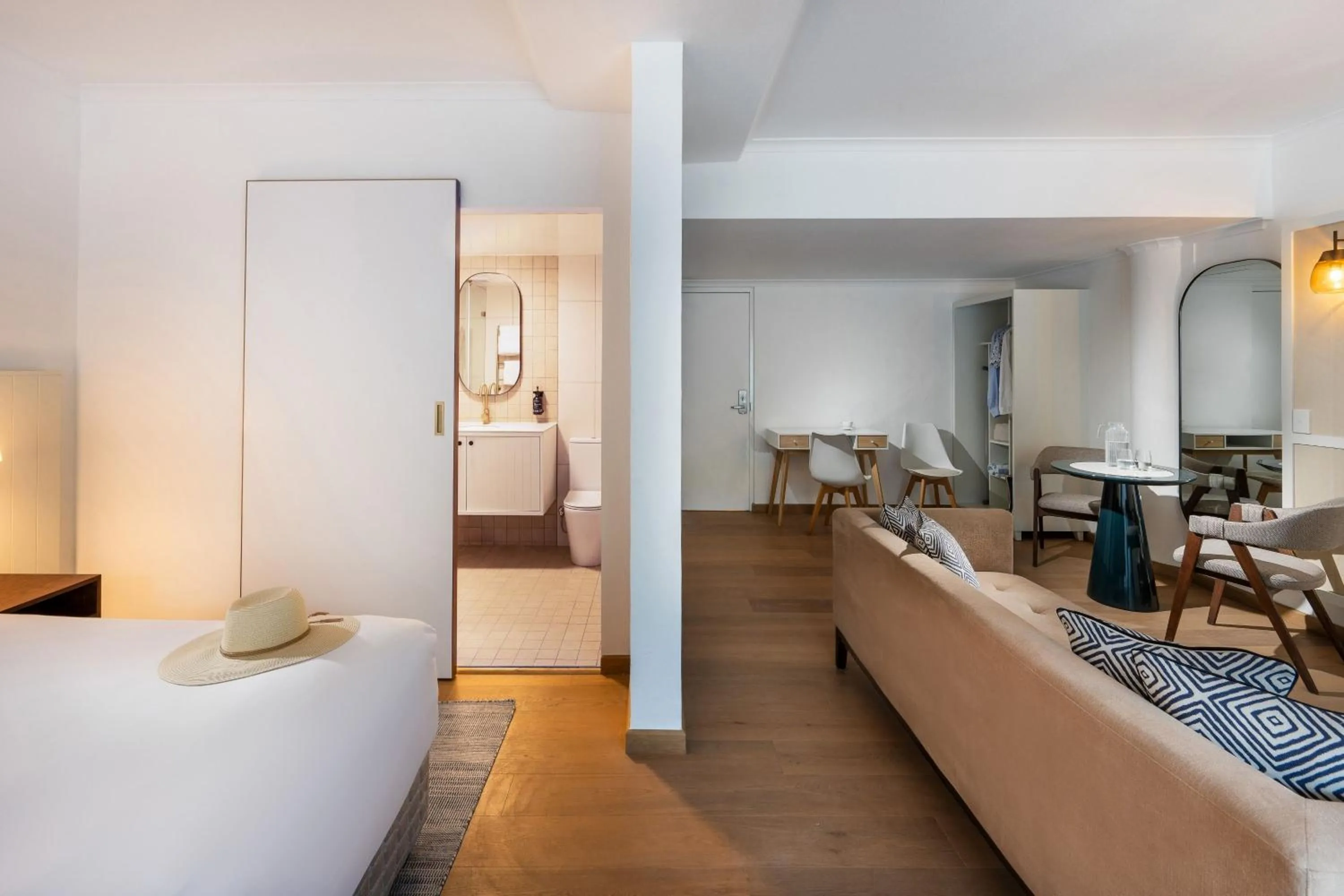 Photo of the whole room, Bed in Mantra Club Croc