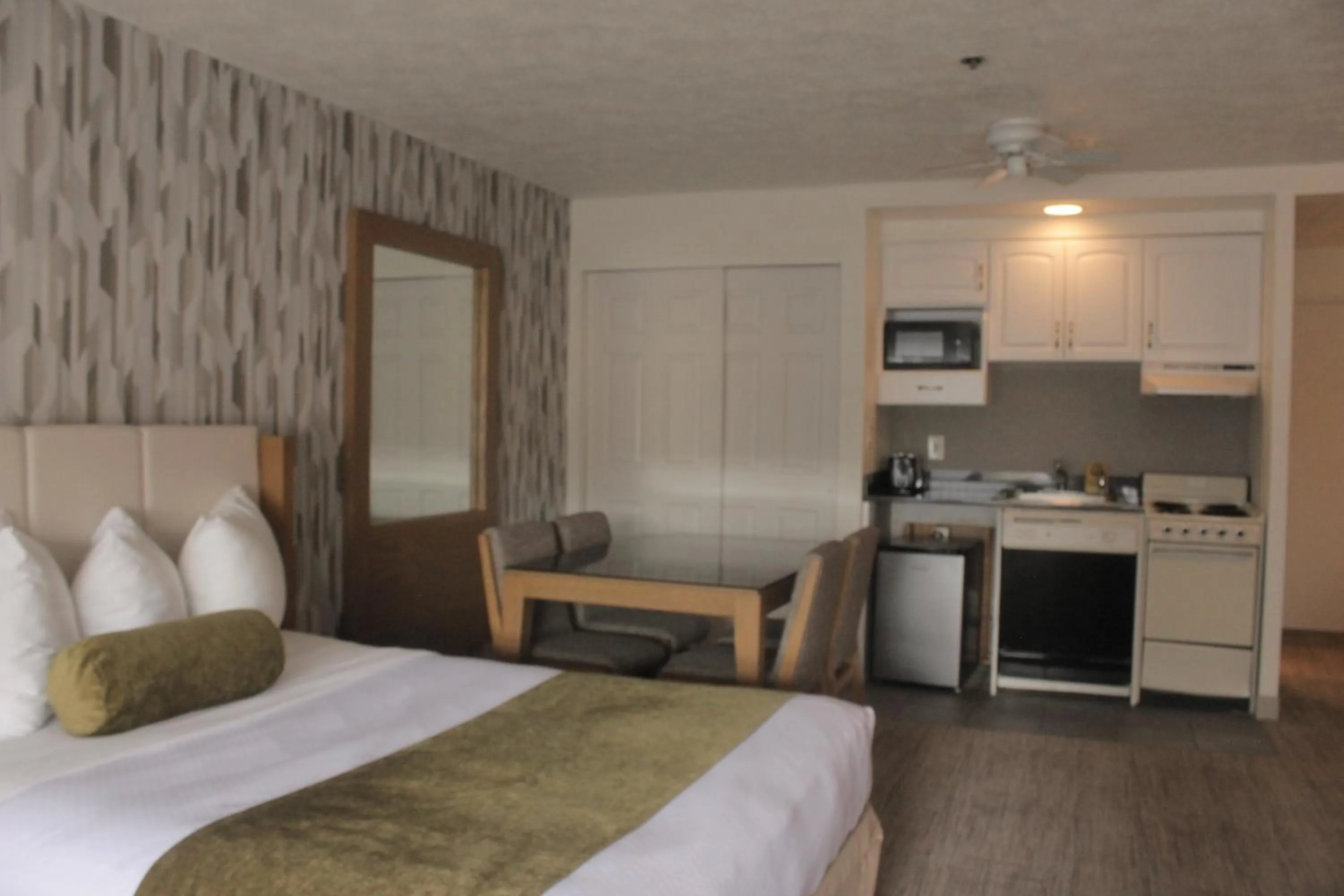 Photo of the whole room, Bed in Split Rock Resort