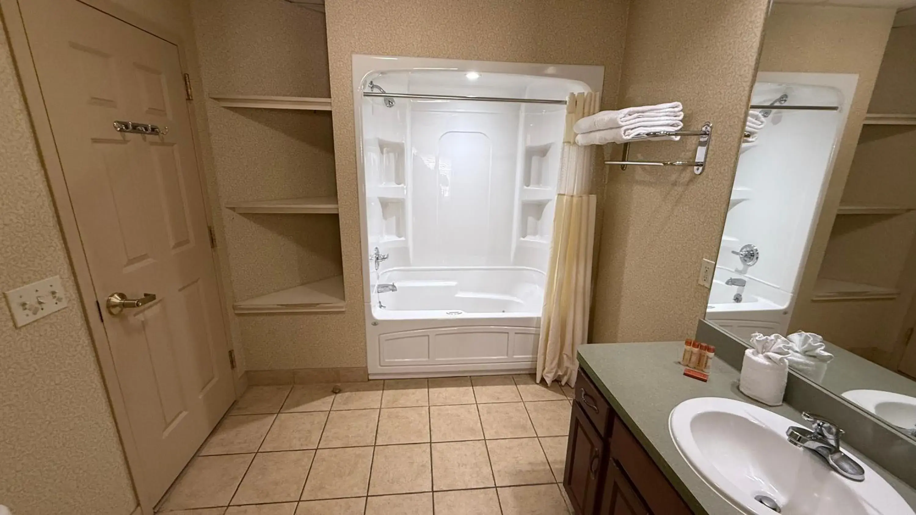Willowbrook One Bedroom Tub in Split Rock Resort Willowbrook One Bedroom Tub in Split Rock Resort
