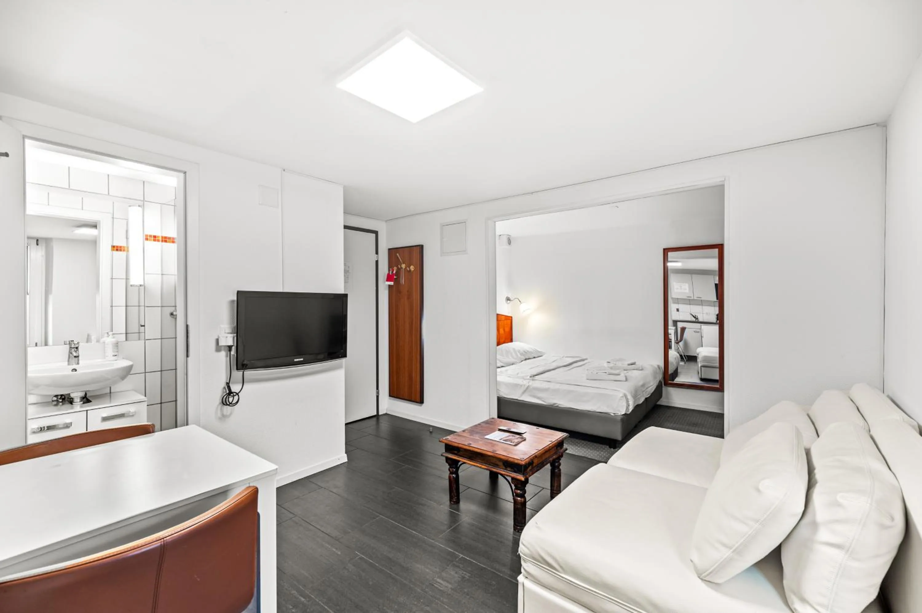 TV and multimedia, Bed in Hotel Hine Adon Fribourg