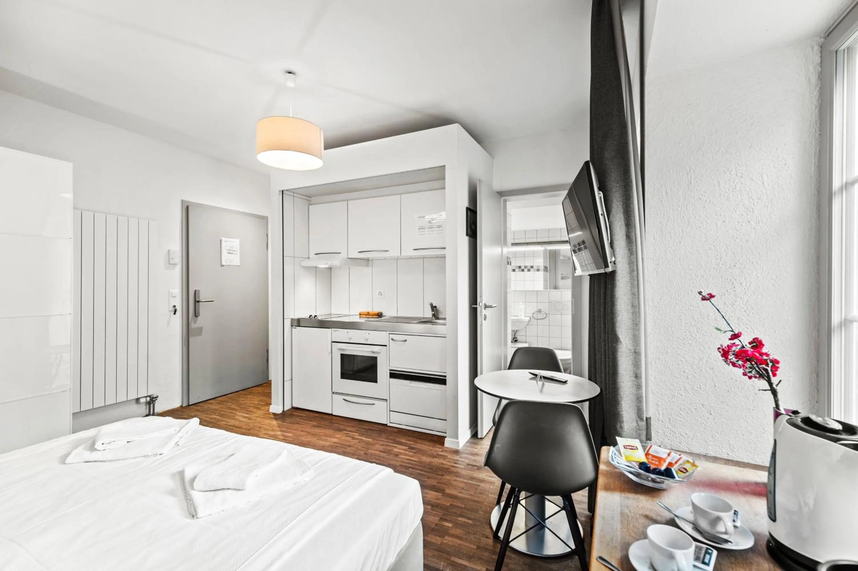 Kitchen or kitchenette, Bed in Hotel Hine Adon Fribourg