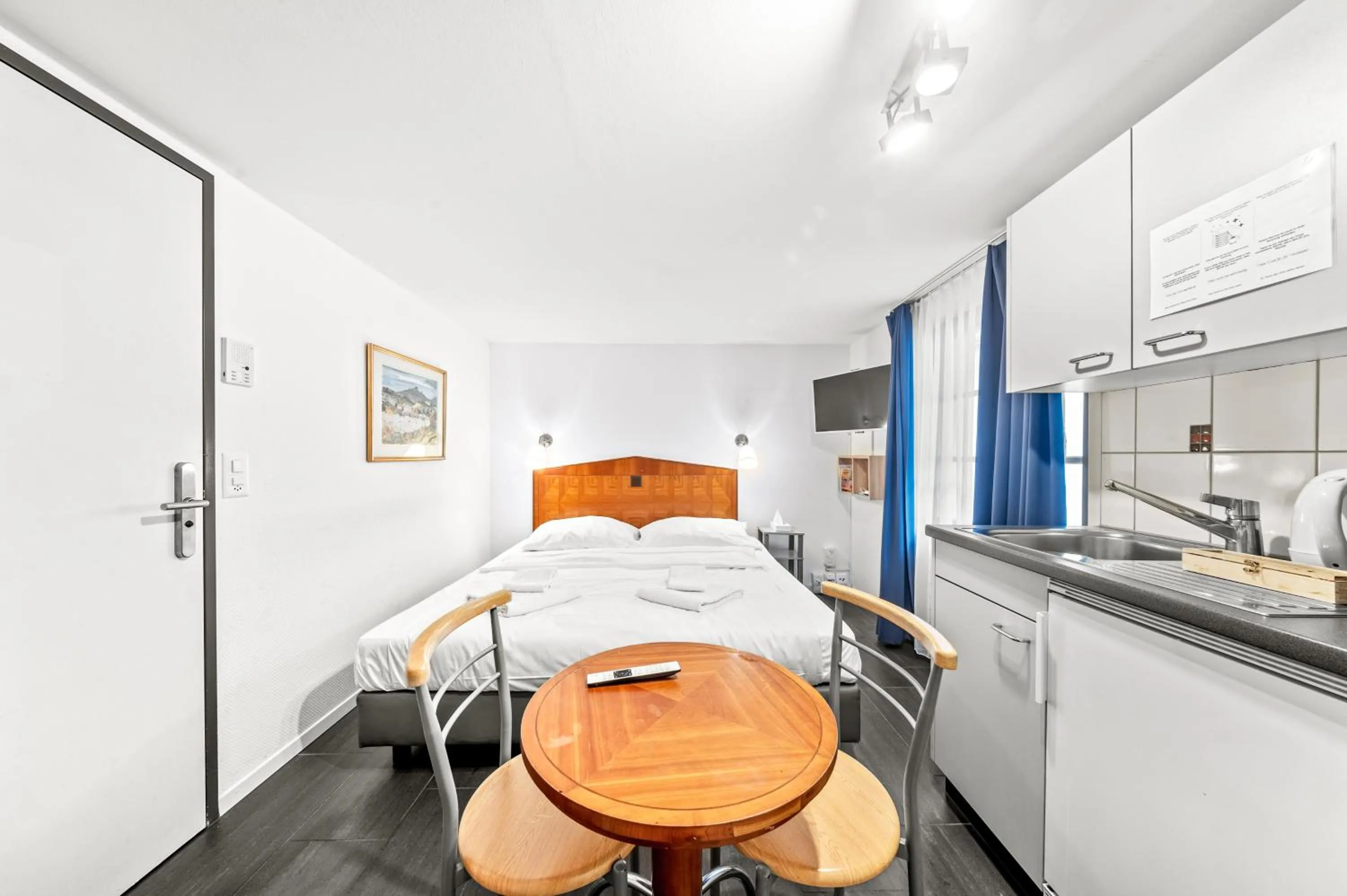 Photo of the whole room in Hotel Hine Adon Fribourg