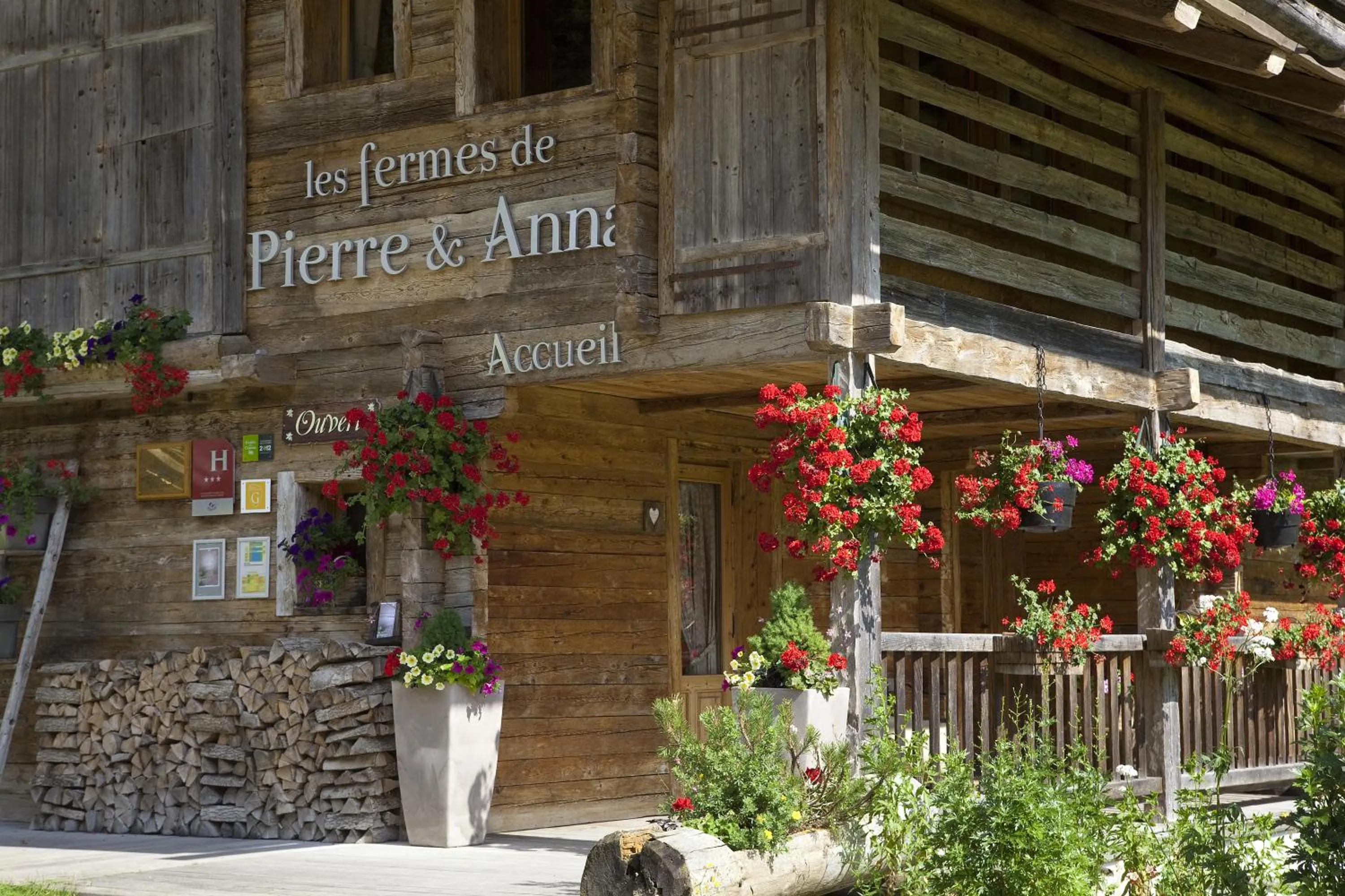 Facade/entrance in Chalet-Hôtel Les Fermes de Pierre & Anna