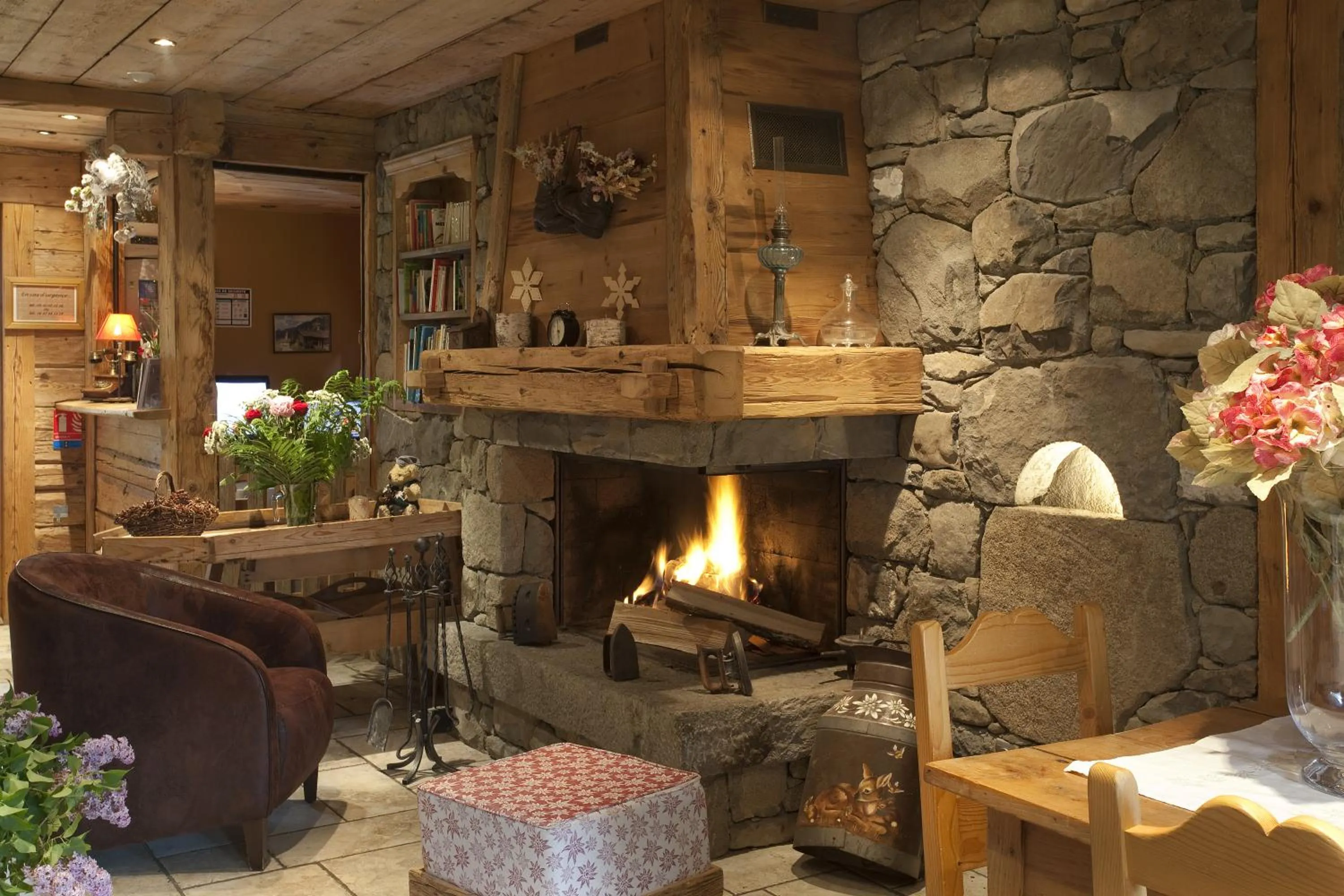 Communal lounge/ TV room in Chalet-Hôtel Les Fermes de Pierre & Anna