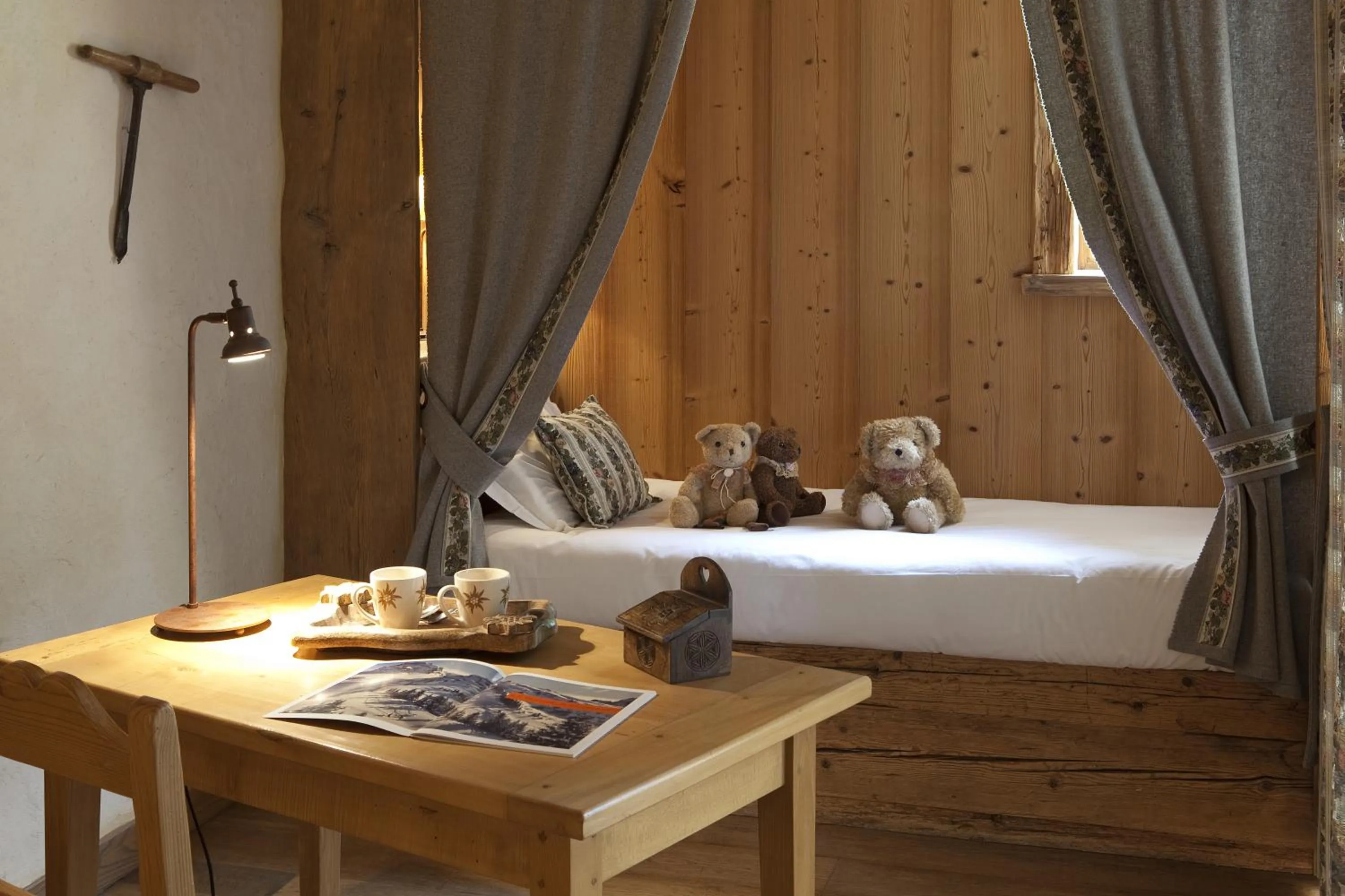 Bedroom, Bed in Chalet-Hôtel Les Fermes de Pierre & Anna