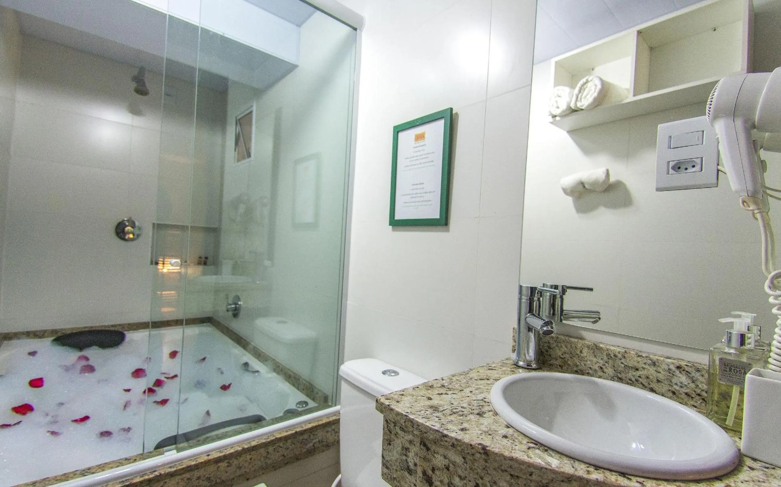 Toilet in Pousada Bangalôs do Rosa