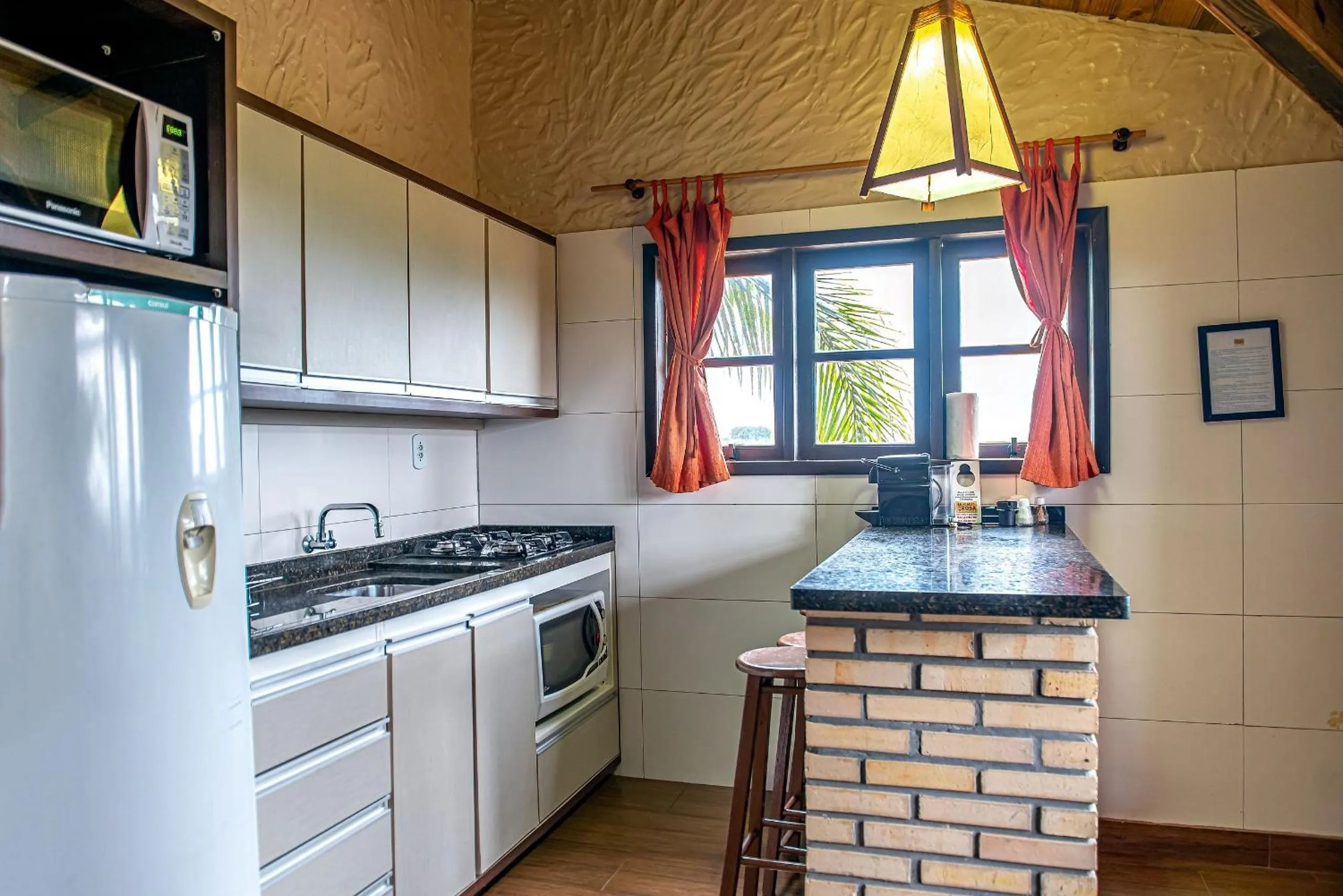 Kitchen or kitchenette in Pousada Bangalôs do Rosa