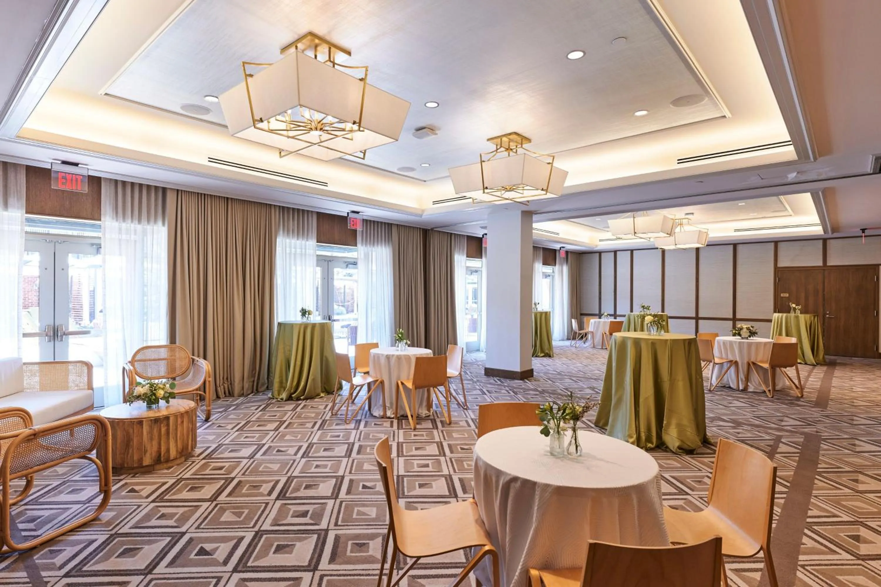 Lounge or bar in The Alida, Savannah, a Tribute Portfolio Hotel