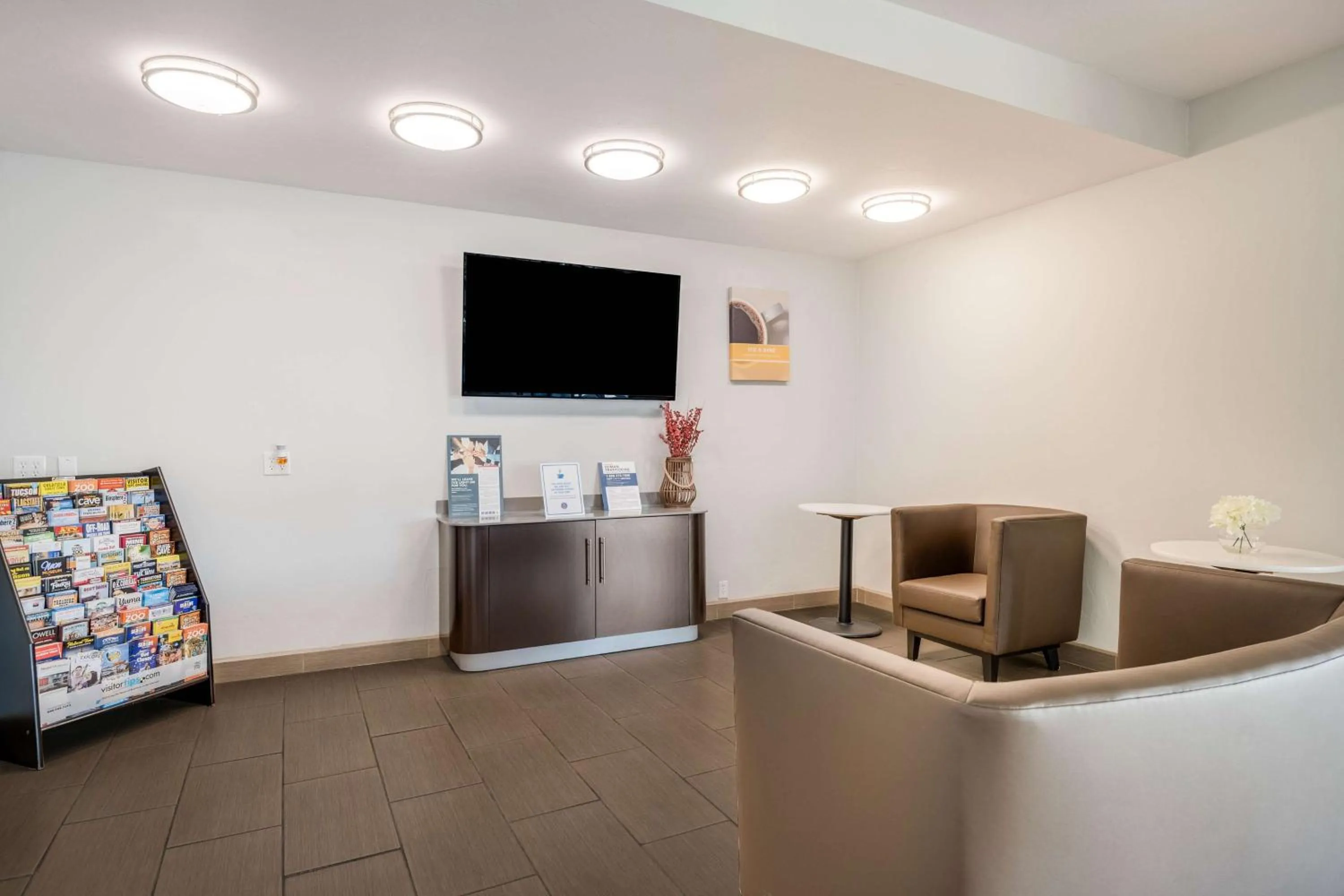 Communal lounge/ TV room in Motel 6-Tucson, AZ-Downtown