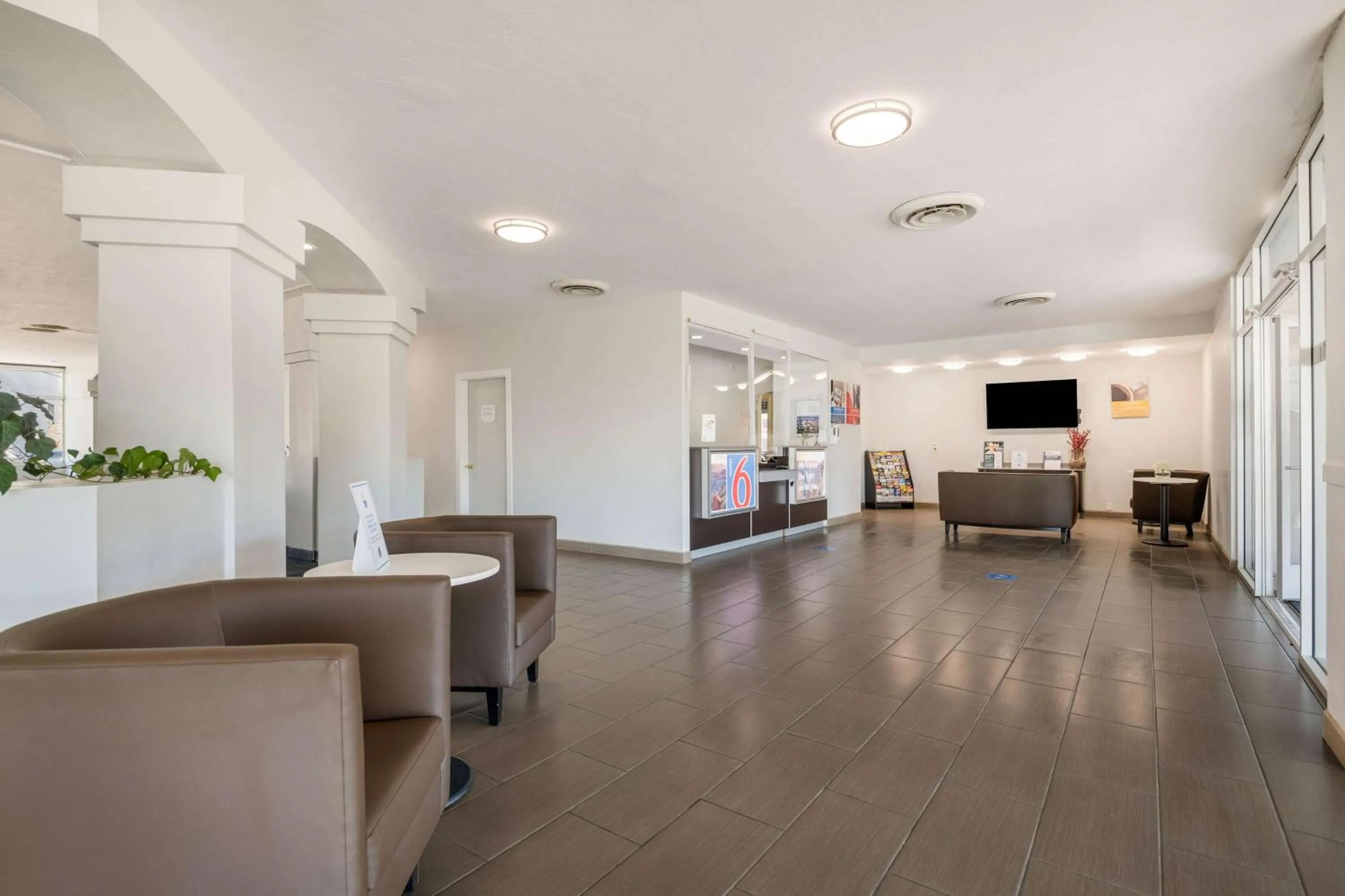 Communal lounge/ TV room in Motel 6-Tucson, AZ-Downtown