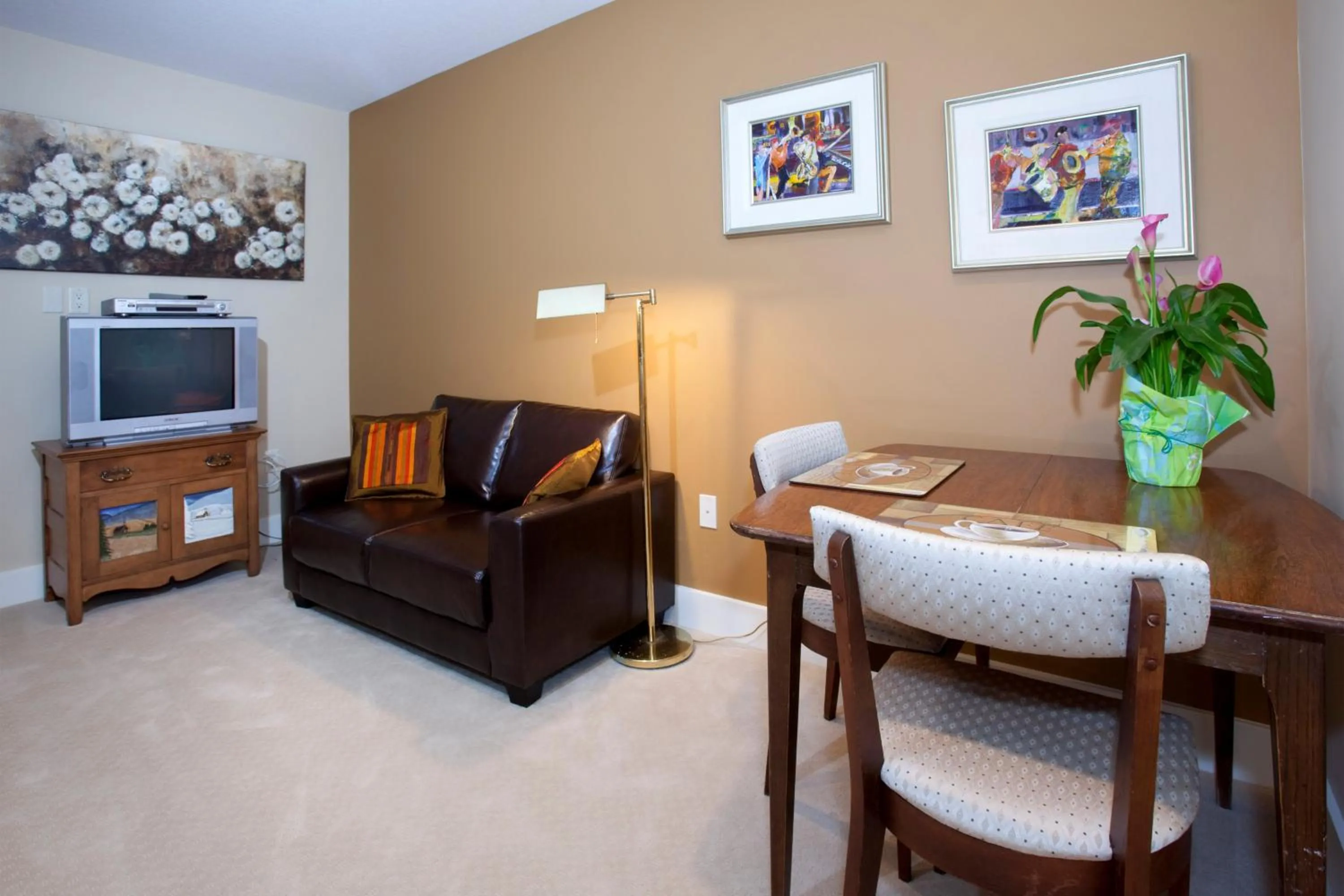 Communal lounge/ TV room in OKeefes Landing Bed & Breakfast