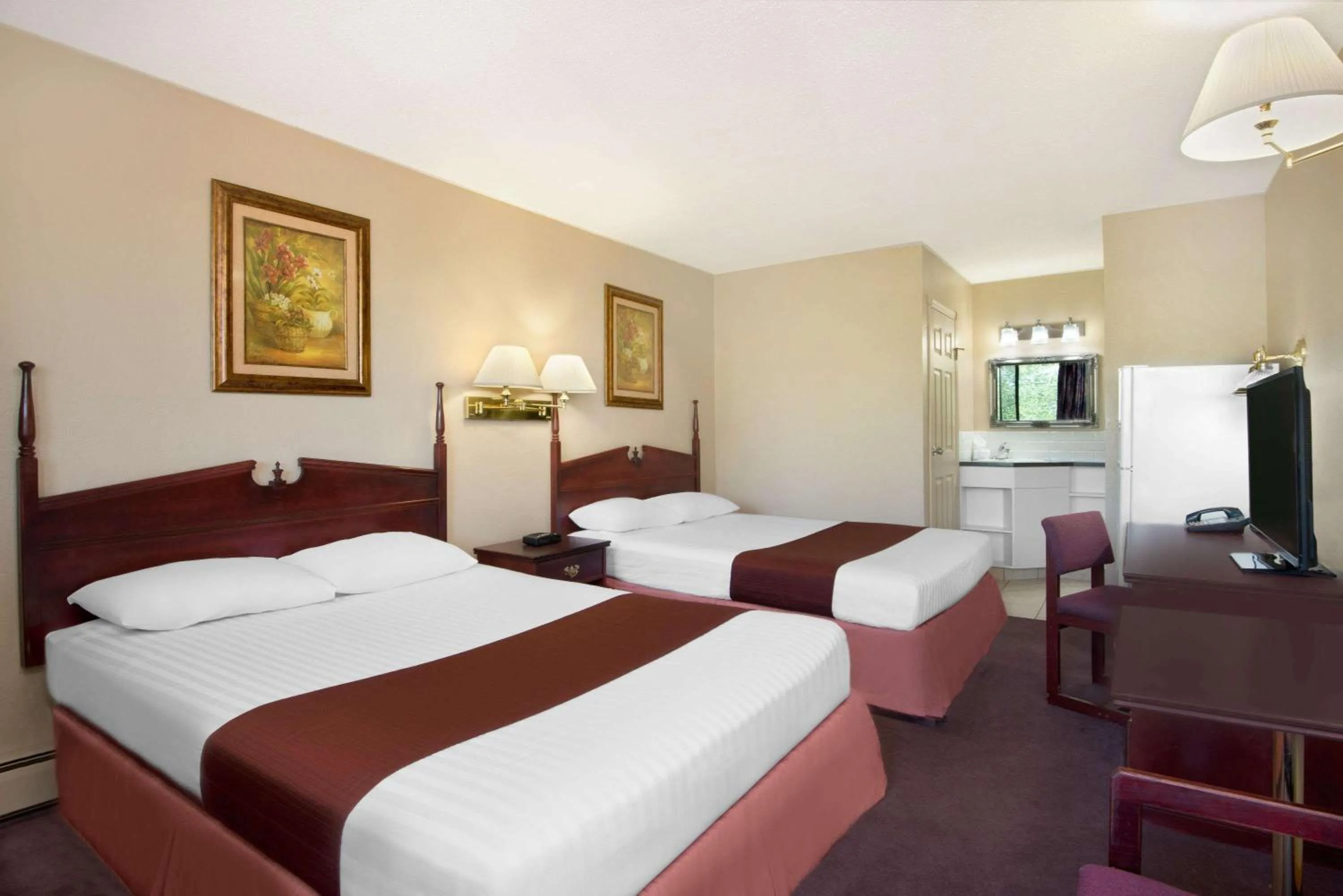 Photo of the whole room, Bed in Deer Park Inn