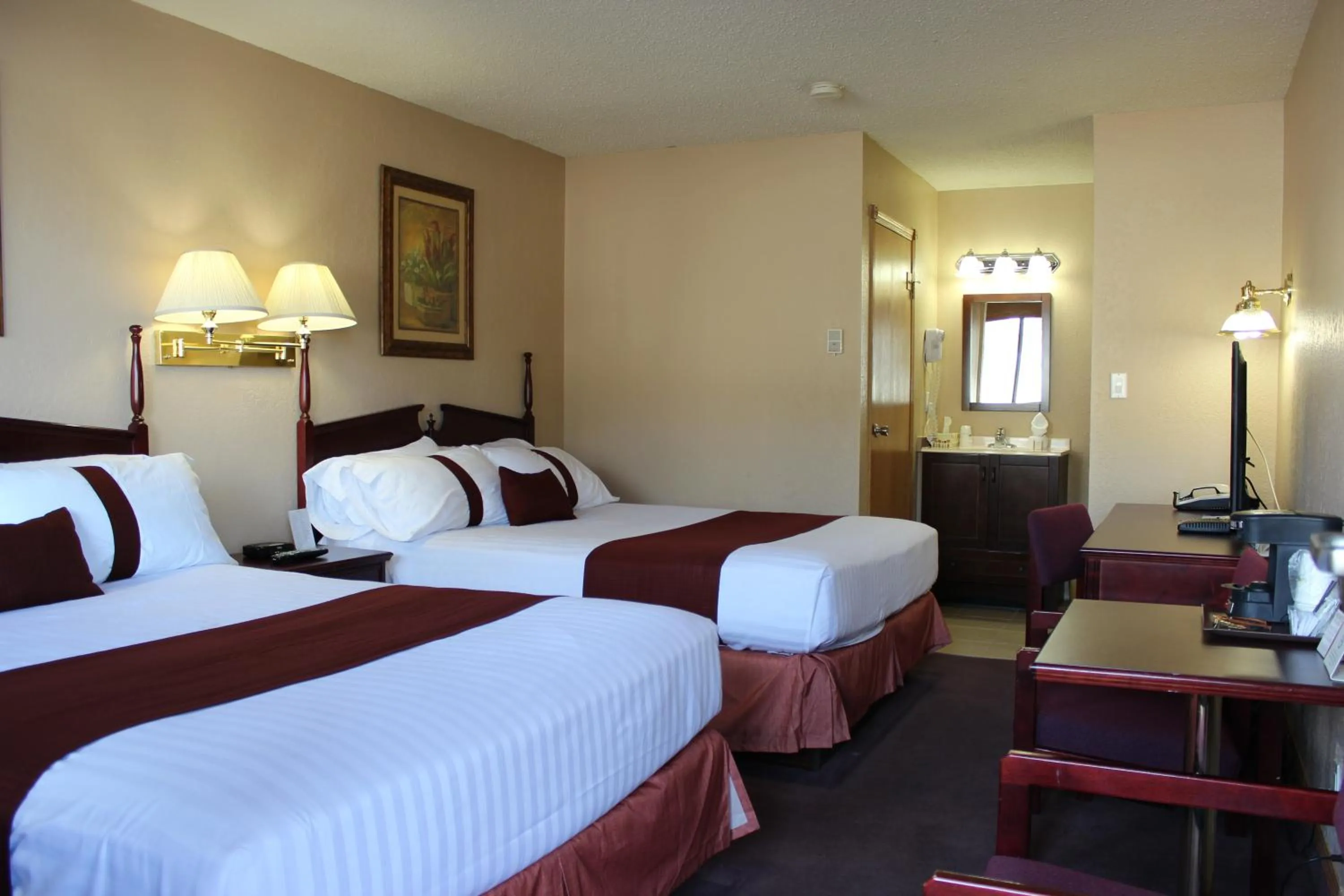 Photo of the whole room, Bed in Deer Park Inn